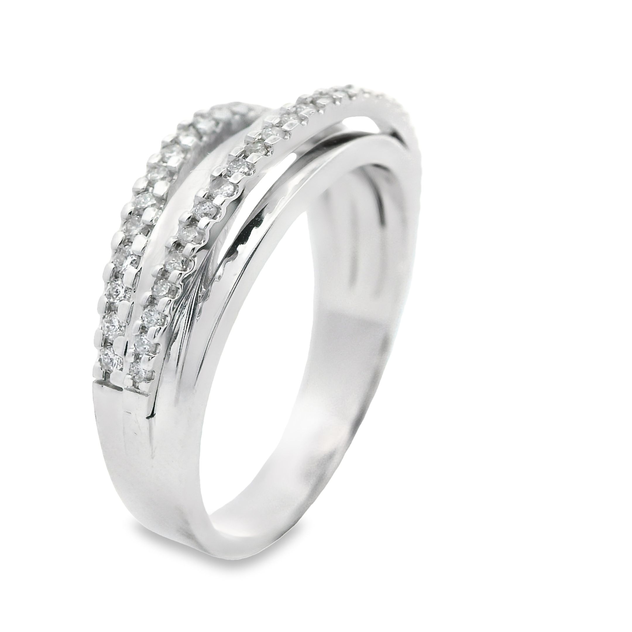 Deze exclusieve ring van Louis Bros is vervaardigd uit 14 karaat witgoud (5.14 gr.) en is gezet met 31 briljant geslepen diamanten met een totaalgewicht van 0.31 ct. De ring heeft een breedte van 6 mm en dikte van 2.5 mm. Met deze ring om je vinger ben jij het stralende middelpunt bij elke gelegenheid. Deze ring bestaat uit onze lijn van exclusieve modellen sieraden met prachtige designs van hoge kwaliteit.
De ring is verkrijgbaar in meerdere afmetingen.