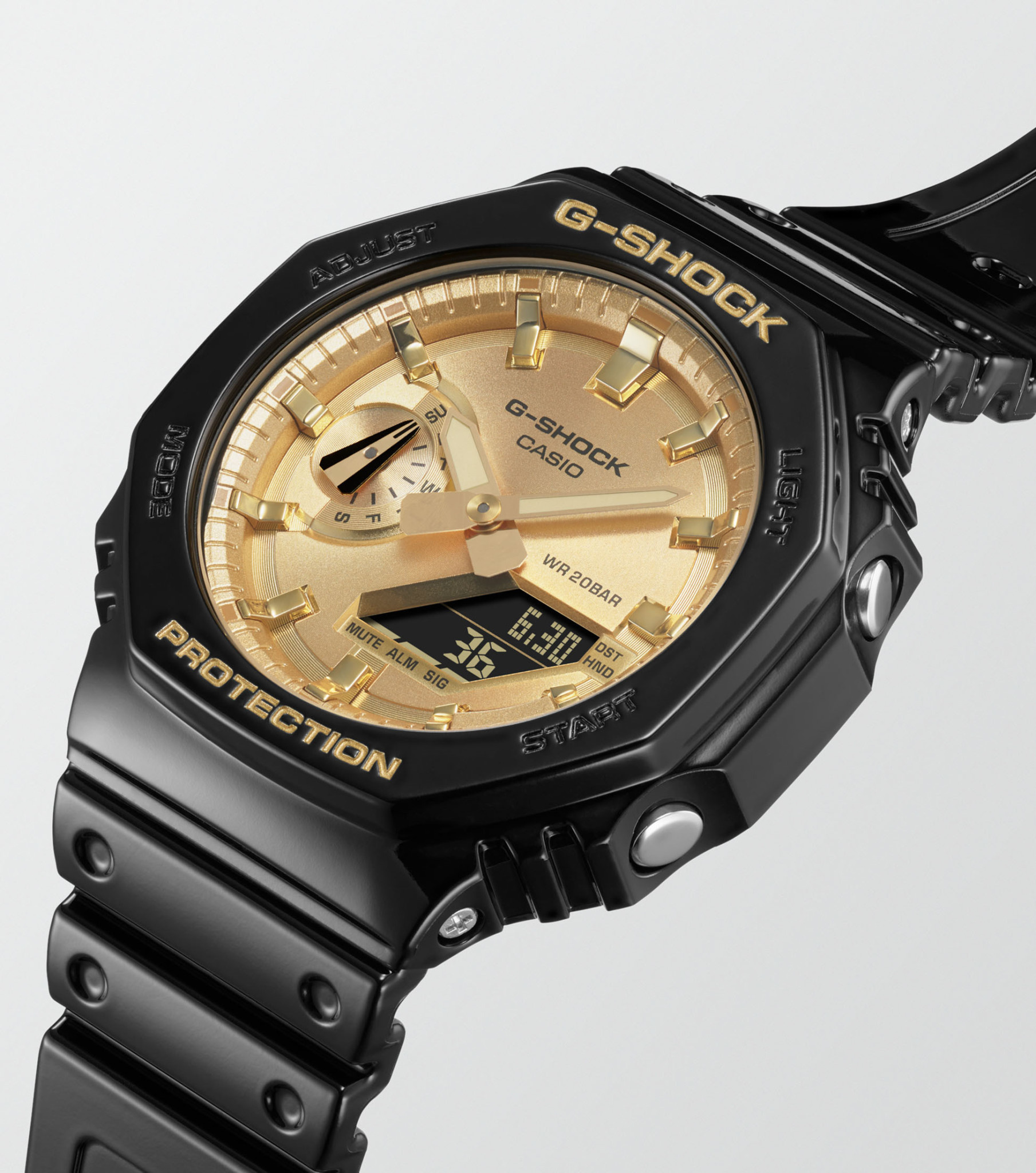 Ga voor metaal in coole, gerafineerde kleuren met deze slanke GA-2100 die is ge&iuml;nspireerd op het ontwerp van de allereerste G-SHOCK ooit.

Glanzend gepolijste metallic kleuren komen samen met de iconische achthoekige vorm van de DW-5000C, de originele G-SHOCK. Dit sterke horloge combineert digitale en analoge technologie en is van de rand tot aan de onderkant van de kast maar 11,8 mm dik. Een slank ontwerp met de beroemde robuuste G-SHOCK constructie.

De wijzerplaat is prachtig afgewerkt met een cirkelvormige haarlijn afwerking. Net als de indexmarkeringen is hij behandeld met een goudkleurige dampafzetting. Voeg daar een rand en band in glanzend zwart aan toe, en je hebt een horloge dat even opvallend als elegant is.