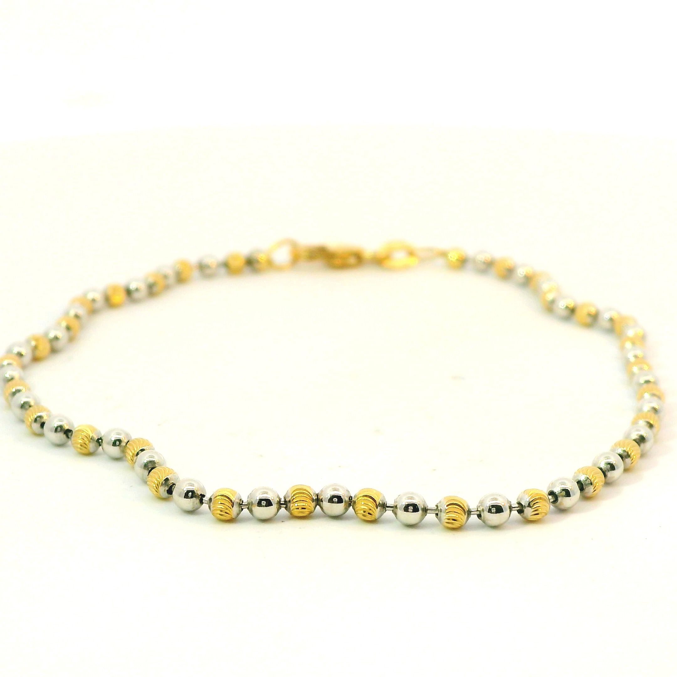 Deze armband van Louis Bros is vervaardigd uit 14 karaat bicolor (3.97gr).De armband heeft een lengte van 19 cm en een dikte van 2.22 mm .Deze tijdloze armband is stijlvol , eenvoudig en gemakkelijk te combineren . De siersden vormen enerzijds een prachtige basis voor een minimallistische look,of kunnen anderzijds uitgebreid worden met verschillende type sieraden voor een rijke en of een feestelijke uitstraling.