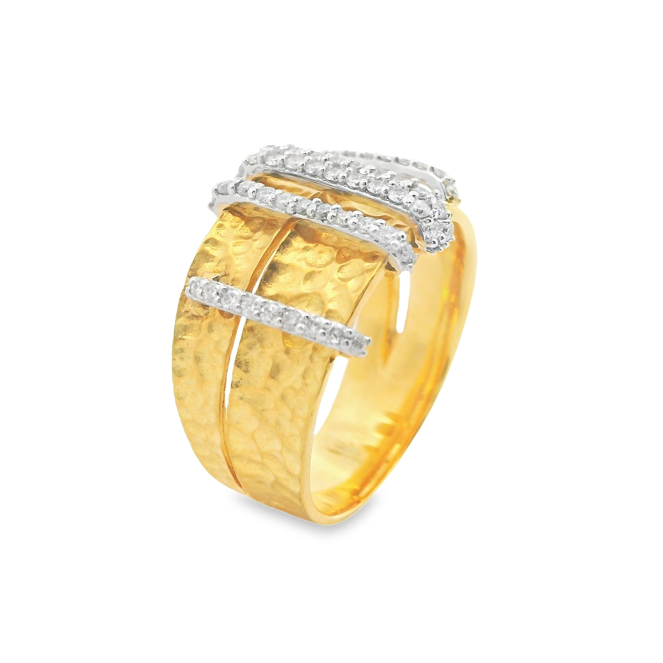 Deze exclusieve ring van Louis Bros is vervaardigd uit 18 karaat bicolor (6.93 gr.) en is gezet met 54 briljant geslepen diamanten met een totaalgewicht van 0.35 ct. De ring heeft een maximale breedte van 11 mm en dikte van 1.5 mm. Met deze ring om je vinger ben jij het stralende middelpunt bij elke gelegenheid. Deze ring bestaat uit onze lijn van exclusieve modellen sieraden met prachtige designs en van hoge kwaliteit.
De ring is verkrijgbaar in meerdere afmetingen.