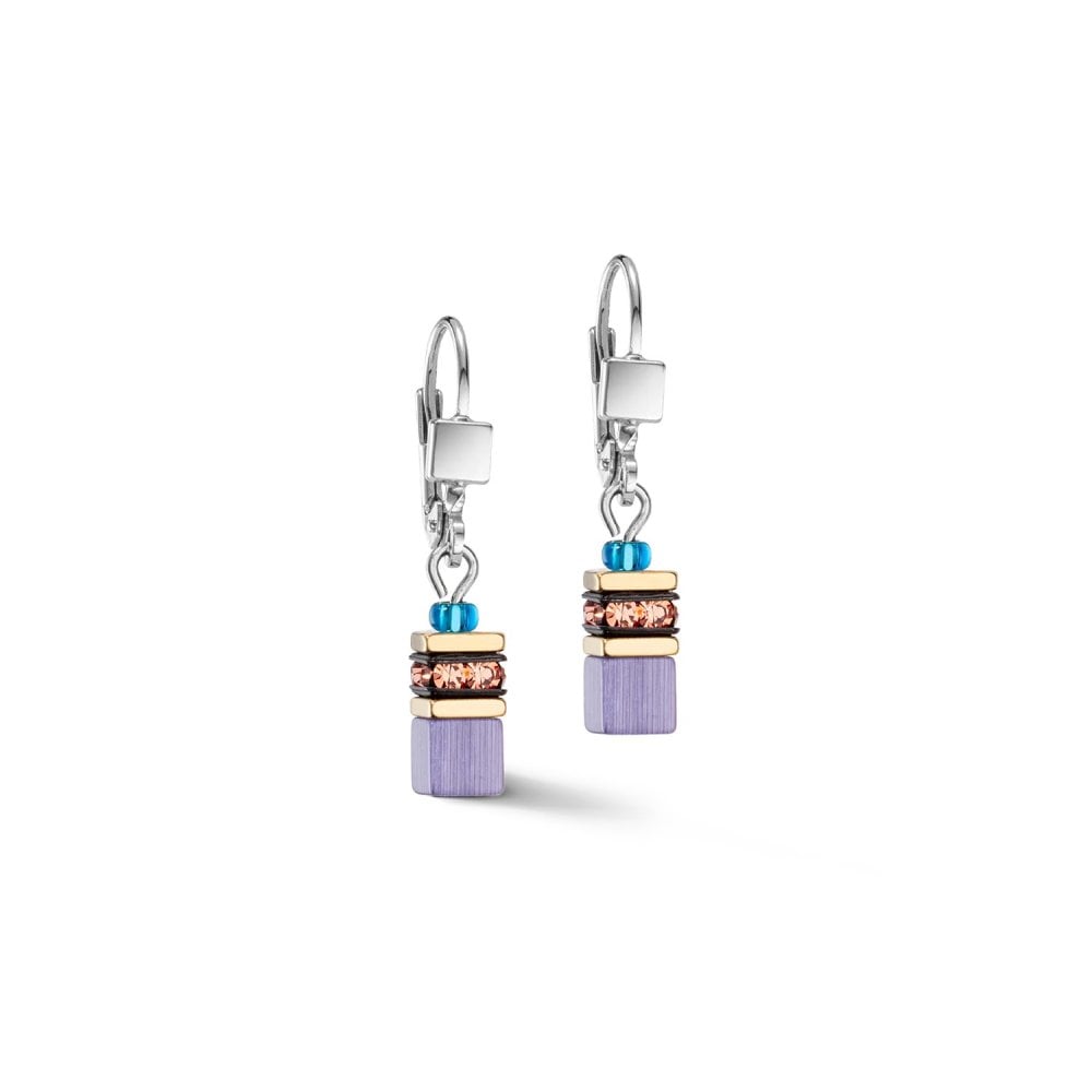 
De GeoCUBE® Iconic Lite Stalen oorhangers in lila en blauw zijn het perfecte accessoire voor elke dag. Hun delicate kubusontwerp voegt een subtiele elegantie toe aan je look die prachtig past bij de bijpassende ketting. Draag ze om een ​​subtiele maar stijlvolle touch aan je outfit te geven en je dag op een bijzondere manier op te fleuren.

Elk sieraad dat u bij COEUR DE LION bestelt, wordt u geleverd in een premium designetui en met een certificaat van echtheid.