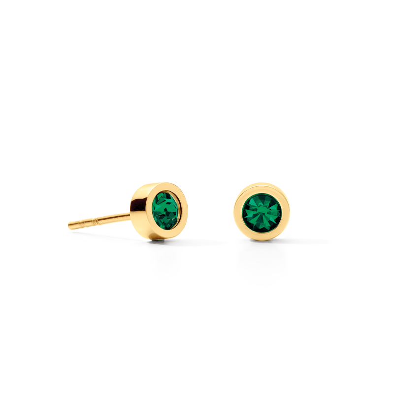 De Sparkling Dots Stalen vergulde oorstekers in donkergroen zijn de perfecte keuze voor elke gelegenheid. Of je nu een speciaal avondje uit plant of gewoon wat pit wilt toevoegen aan je dagelijkse outfits, deze oorknopjes passen altijd bij je. Door hun veelzijdige ontwerp kun je ze gemakkelijk combineren met een breed scala aan outfits voor een elegante en stijlvolle look.

Elk sieraad dat u bij COEUR DE LION bestelt, wordt u geleverd in een premium designetui en met een certificaat van echtheid.