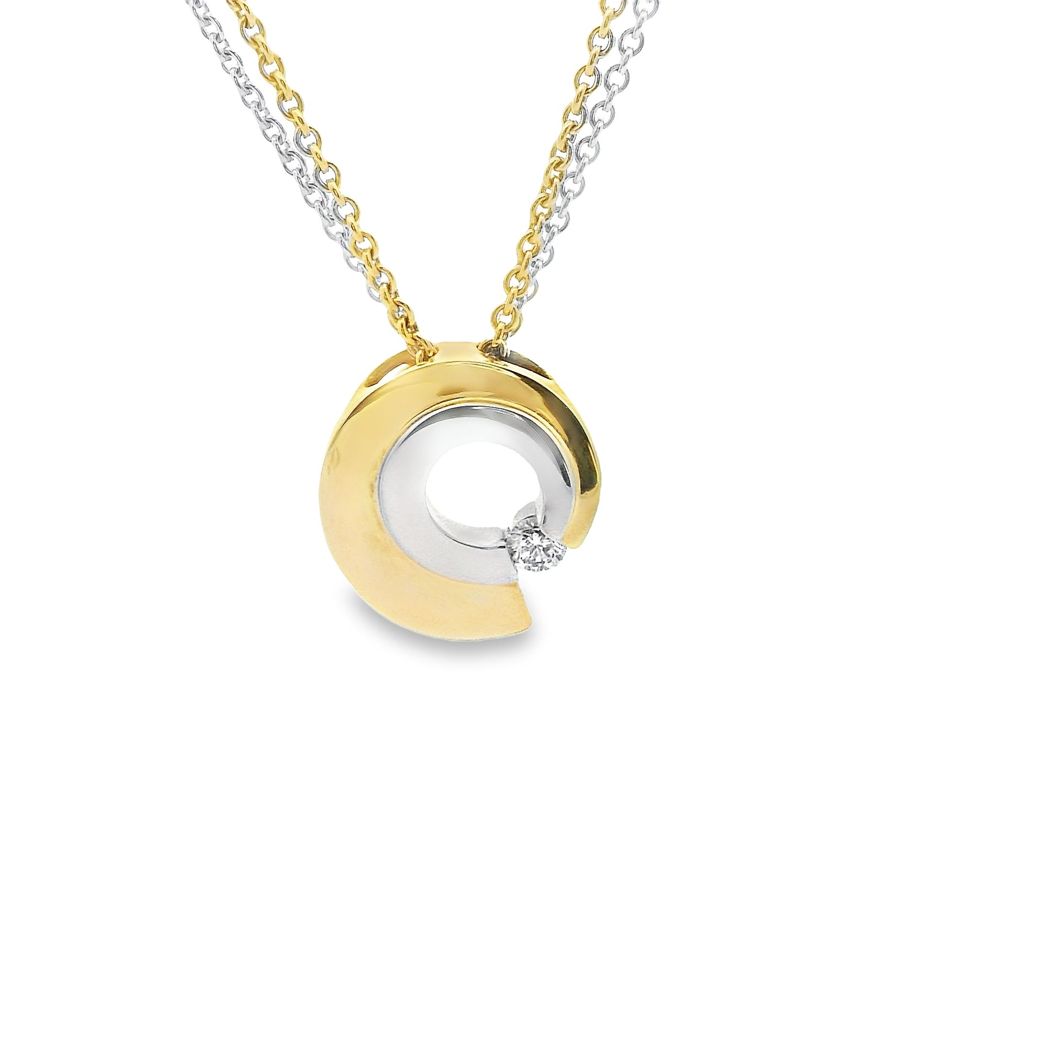 Deze hanger exclusieve collier van Louis Bros is vervaardigd uit 14 karaat bicolor (7.76 gr.) en is gezet met 1 briljant geslepen diamanten met een totaalgewicht van 0.05 ct. De hanger heeft een diameter van 15 mm en een dikte van 2.5 mm. Deze hanger bestaat uit onze lijn van exclusieve modellen sieraden met prachtige designs en van hoge kwaliteit.