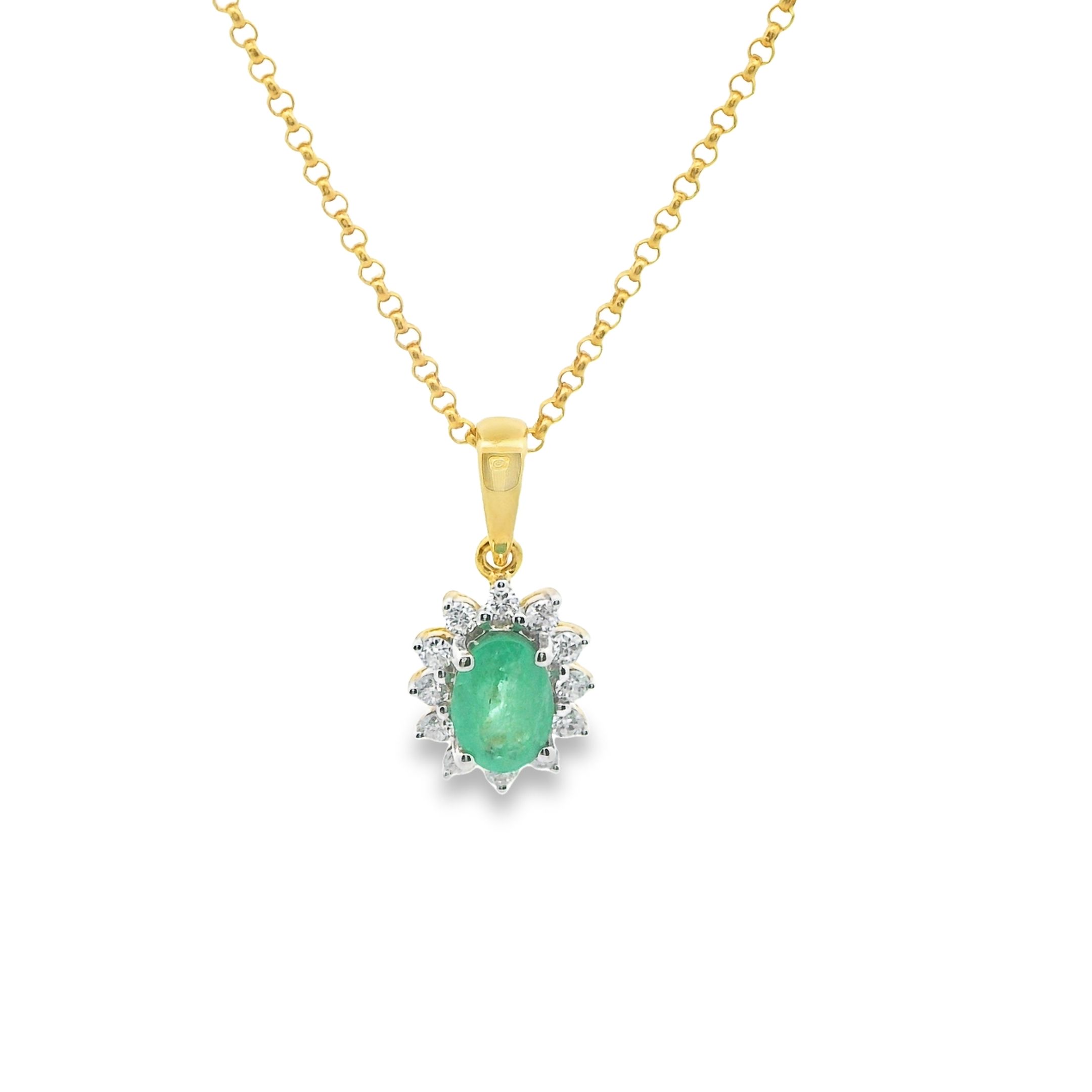 Deze hanger (met collier) van Louis Bros is vervaardigd uit 14 karaat geelgoud (2.75 gr.) en is gezet met een smaragd en 12 briljant geslepen diamanten met een totaalgewicht van 0.18 ct. De hanger heeft een breedte van 6.5 mm. Deze collectie is weggelegd voor verfijnde keizerinnen en majestueuze koninginnen. De delicate sieraden zijn gezet met koninklijke edelstenen: robijn, smaragd, saffier en diamant. Met Empress kan iedere vrouw over de wereld heersen.