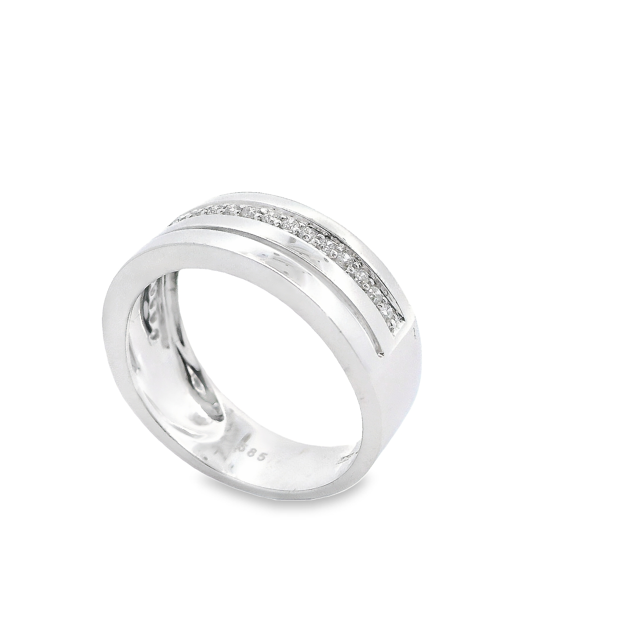 Deze ring van Louis Bros is vervaardigd uit 14 karaat witgoud (5.12 gr.) en is gezet met 22 briljant geslepen diamanten met een totaalgewicht van 0.20 ct. De ring heeft een breedte van 7 mm en dikte van 2.25 mm. Met deze ring om je vinger ben jij het stralende middelpunt bij elke gelegenheid. Deze ring bestaat uit onze lijn van exclusieve modellen sieraden met prachtige designs en van hoge kwaliteit. 
De ring is verkrijgbaar in meerdere afmetingen.