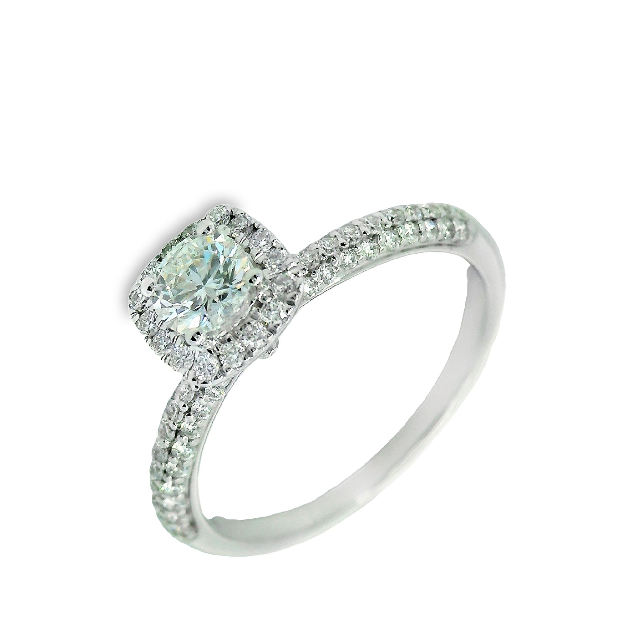 Deze exclusieve ring van Louis Bros is vervaardigd uit 14 karaat witgoud (2.72 gr.) en is gezet met 51 briljant geslepen diamanten met een totaalgewicht van 0.75 ct. De ring heeft een diameter van 7 mm, minimale breedte van 2.3 mm. en een hoogte van 6.5 mm. In een solitair sieraad wordt één enkele diamant gezet, die daardoor in het middelpunt van de belangstelling staat. De solitairs zijn klassiek en heel elegant. Ze passen bij elke outfit en zijn tijdloos.

Verkrijgbaar vanaf 0.25crt .
Leverbare goudkleuren: 14/18kts geelgoud, 14/18kts witgoud, 14/18kts roségoud en alle bicolor combinaties.