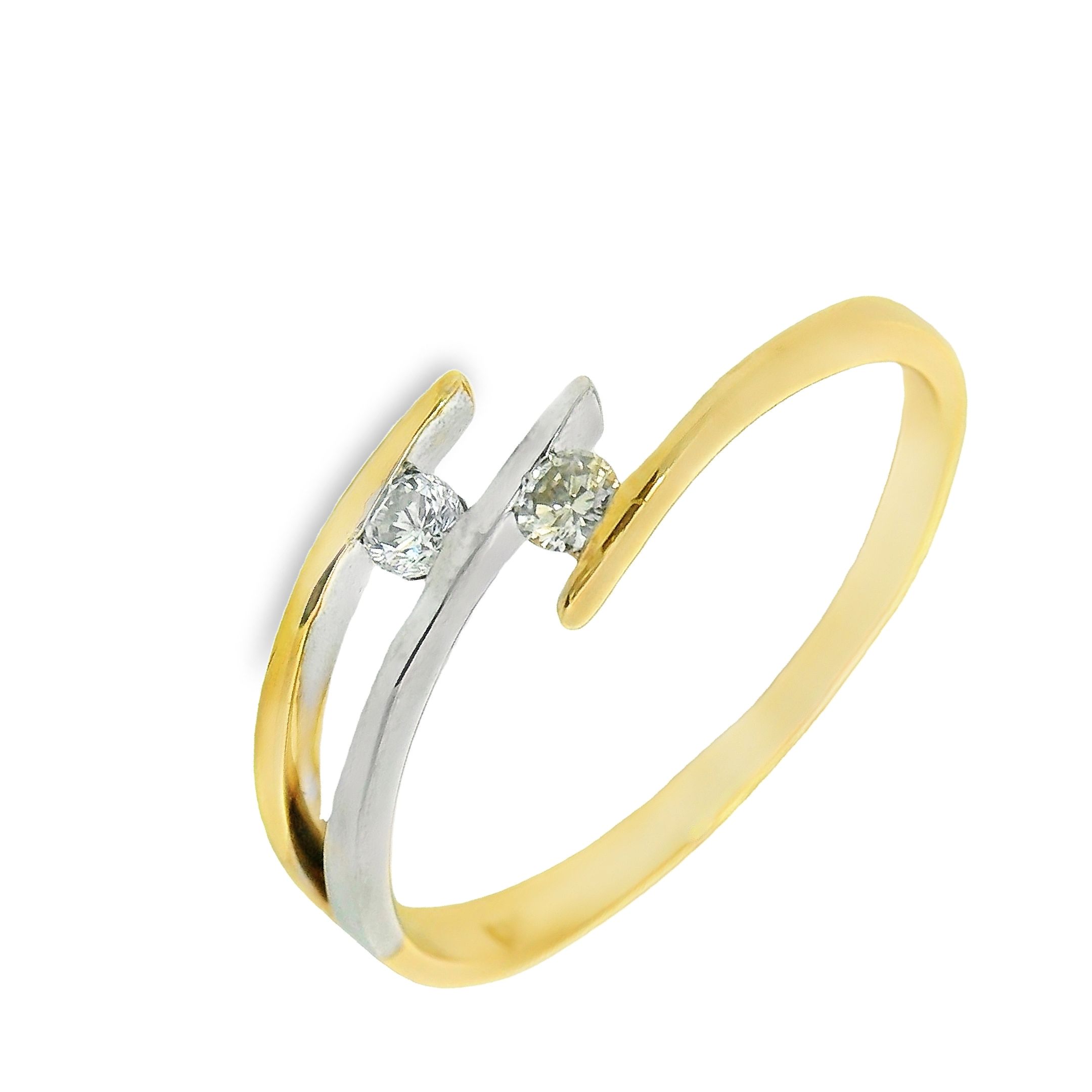 Deze ring van Louis Bros is vervaardigd uit 14 karaat bicolor (1.43 gr.) en is gezet met 2 briljant geslepen diamanten met een totaalgewicht van 0.10ct. De ring heeft een breedte van 3.5 mm en een hoogte van 1.5 mm.
In de wereld van verfijnde sieraden schittert deze ring als een symbool van tijdloze elegantie en ingetogen luxe. Met zijn subtiel bicolor ontwerp en twee sprankelende diamanten, straalt deze ring een tijdloze allure uit die zowel hedendaags als klassiek is.
De ring is verkrijgbaar in meerdere afmetingen.