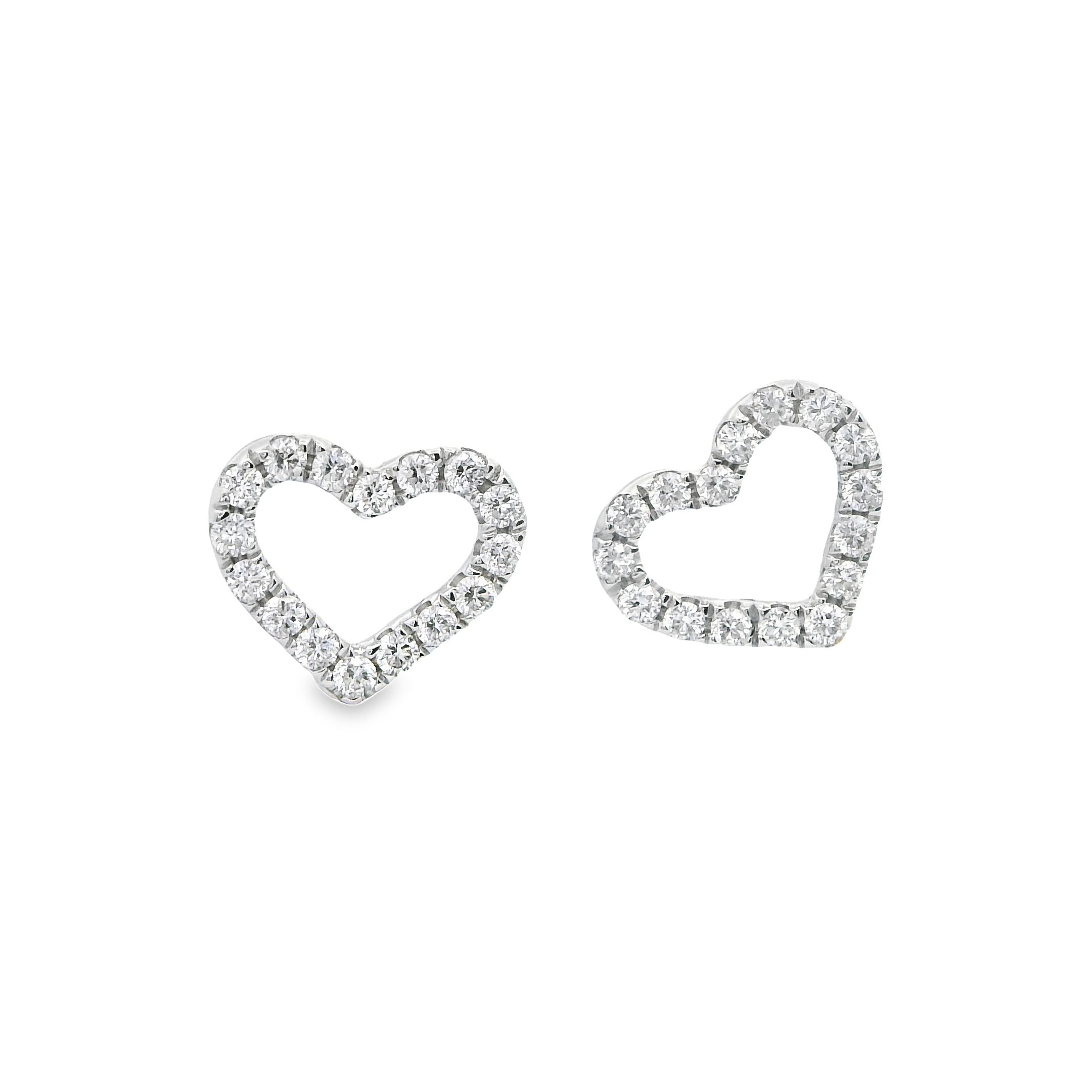 Deze oorstekers van Louis Bros zijn vervaardigd uit 18 karaat witgoud (1.20 g) en zijn gezet met 20 briljant geslepen diamanten met een totaalgewicht van 0.20 ct. De oorstekers hebben een diameter van 8.5 mm.
Verkrijgbaar vanaf 0.05 crt .
Leverbare goudkleuren: 14/18kts geelgoud, 14/18kts witgoud en 14/18kts roségoud