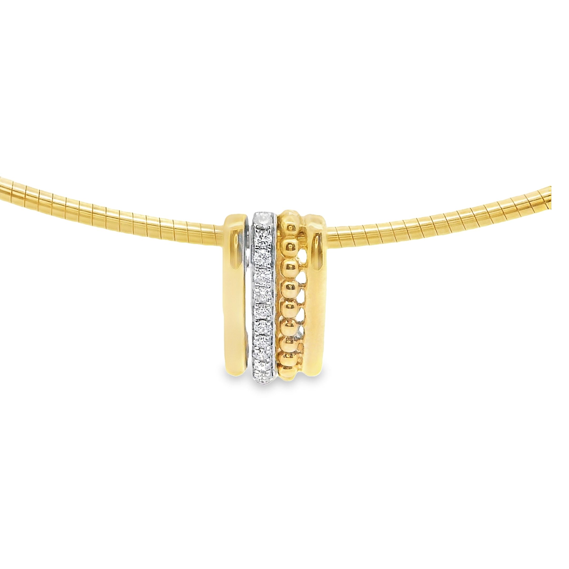 Deze hanger van Louis Bros is vervaardigd uit 14 karaat geelgoud met wit rhodium (1.82.gr.) en is gezet met 10 briljant geslepen diamanten met een totaalgewicht van 0.10 ct. De hanger heeft een diameter van 15.5 mm en een breedte van 8 mm. En een dikte van 5.5 mm.  Deze hanger combineert de warmte van geelgoud met de verfijning van wit rhodium. Het geelgoud geeft de hanger een klassieke uitstraling, terwijl het witte rhodium een moderne twist toevoegt. De diamanten voegen een prachtige sprankeling toe en maken deze hanger extra bijzonder. Of je deze hanger nu draagt voor een speciale gelegenheid of als een dagelijks sieraad, het zal zeker de aandacht trekken en je laten stralen. Het is een perfecte mix van stijl en elegantie.