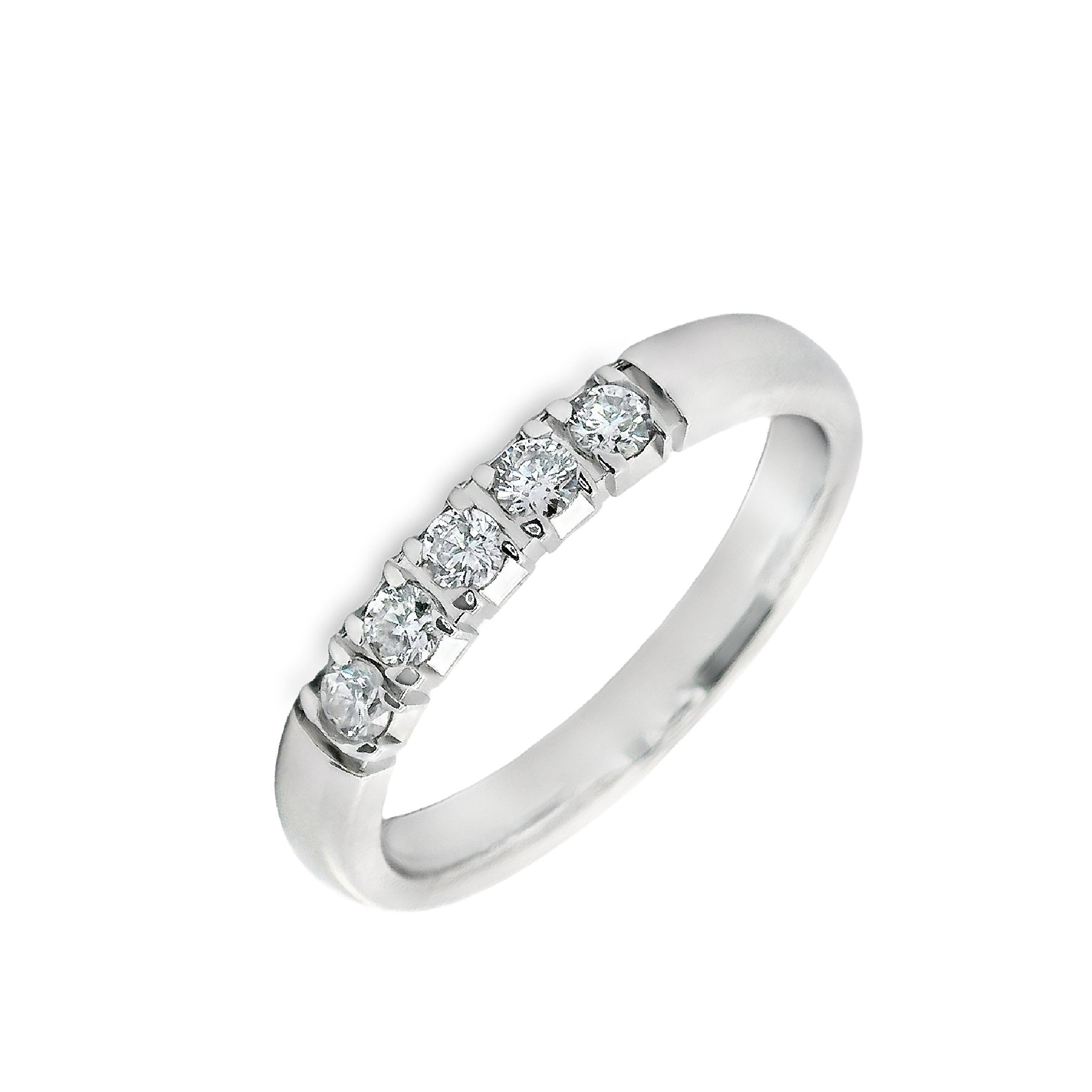 Deze ring van Louis Bros is vervaardigd uit 14 karaat witgoud (4.08 gr) en is gezet met 5 briljant geslepen diamanten met een totaalgewicht van 0.35 crt.

Verkrijgbaar vanaf 0.10crt .
Leverbare goudkleuren: 14/18kts geelgoud, 14/18kts witgoud, 14/18kts roségoud en alle bicolor combinaties.