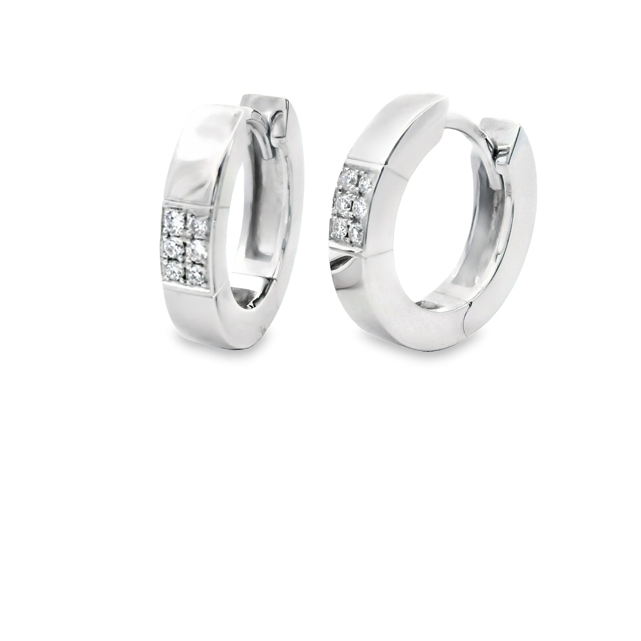 Deze oorringen van Louis Bros zijn vervaardigd uit 14 karaat witgoud (3.79 gr.) en zijn gezet met 12 briljant geslepen diamanten met een totaalgewicht van 0.07 crt. De Oorsieraden hebben een diameter van 12.5 mm en een breedte van 3 mm. Deze oorringen vrolijken iedere outfit op. En eindeloos te combineren met andere gouden sieraden. Deze oorringen is stijlvol en gemakkelijk te combineren. De sieraden vormen enerzijds een prachtige basis voor een minimalistische look, of kunnen anderzijds uitgebreid worden met verschillende type sieraden voor een rijke en of een feestelijke uitstraling.

