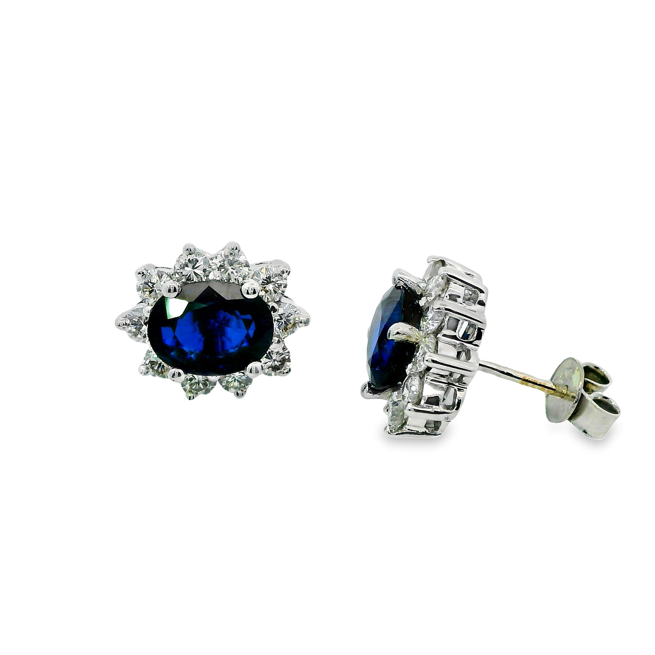 Deze oorstekers van Louis Bros zijn vervaardigd uit 18 karaat witgoud (5.30 gr.) en zijn gezet met 20 briljant geslepen diamanten met een totaalgewicht van 1.00ct. En 2 saffier 3.20ct  De Oorsieraden hebben een diameter van 12.5 mm en een breedte van10 mm.
Laat jezelf betoveren door de tijdloze schoonheid van deze witgouden oorstekers, waarin een koninklijke blauwe saffier het middelpunt vormt, omringd door een schitterende krans van diamanten. Deze oorstekers zijn een eerbetoon aan klassieke elegantie en hedendaagse verfijning, perfect voor elke gelegenheid waarbij je een vleugje luxe wilt toevoegen.