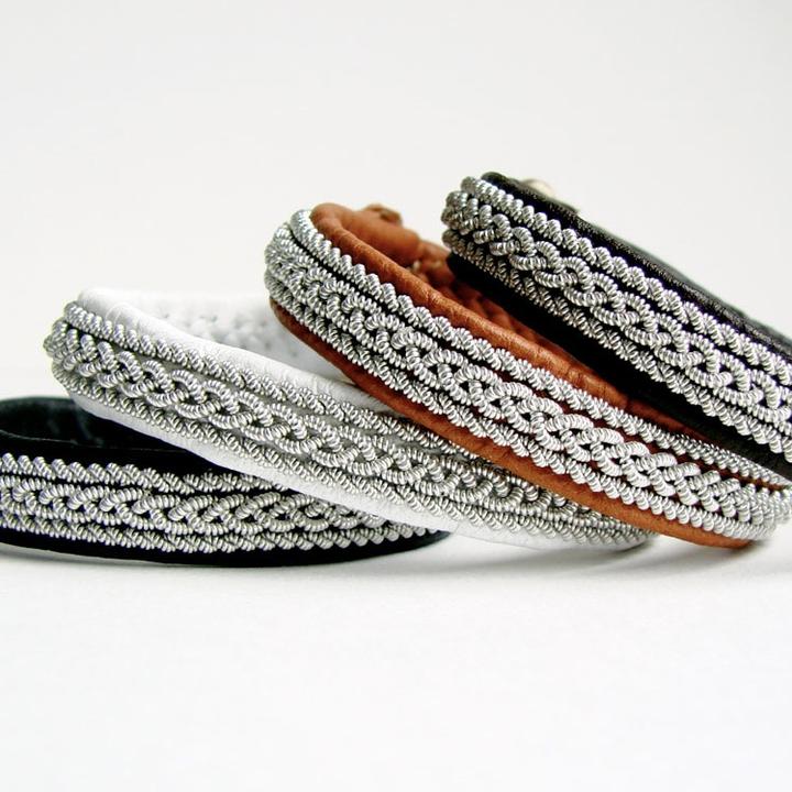 Julevu Sami Bracelet gemaakt van zilver-tindraad en leer en gewei van eland en rendier; kleur zwart, 18.5cm.
