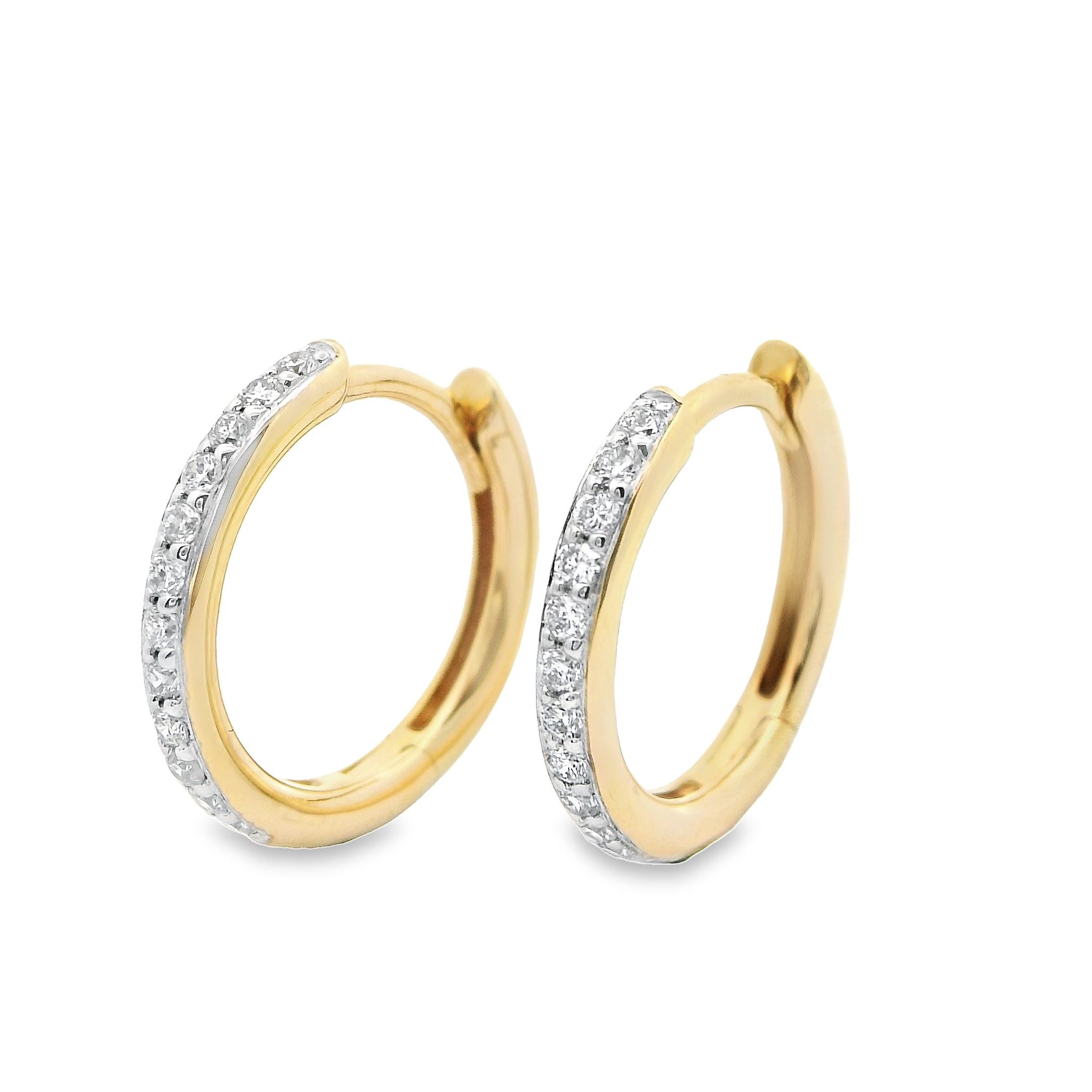 Deze oorringen van Louis Bros zijn vervaardigd uit 14 karaat geelgoud met wit rhodium (2. gr) en zijn gezet met 24 briljant geslepen diamanten met een totaalgewicht van 0.16ct.  De oorringen hebben een diameter van 14 mm en een breedte van 2 mm. Deze creolen zijn een perfecte mix van klassiek en modern. Het geelgoud voegt warmte en tijdloze elegantie toe, terwijl het witte rhodium een eigentijdse uitstraling geeft. De diamanten voegen een prachtige sprankeling toe en maken deze creolen extra bijzonder. Of je ze nu draagt voor een speciale gelegenheid of als een dagelijks accessoire, deze geelgouden creolen zullen zeker je oren laten stralen. Ze zijn een perfecte aanvulling op elke outfit en een stijlvolle uiting van jouw persoonlijkheid.

Verkrijgbaar vanaf 0,10crt .
Leverbare goudkleuren: 14/18kts geelgoud, 14/18kts witgoud, 14/18kts roségoud en alle bicolor combinaties.