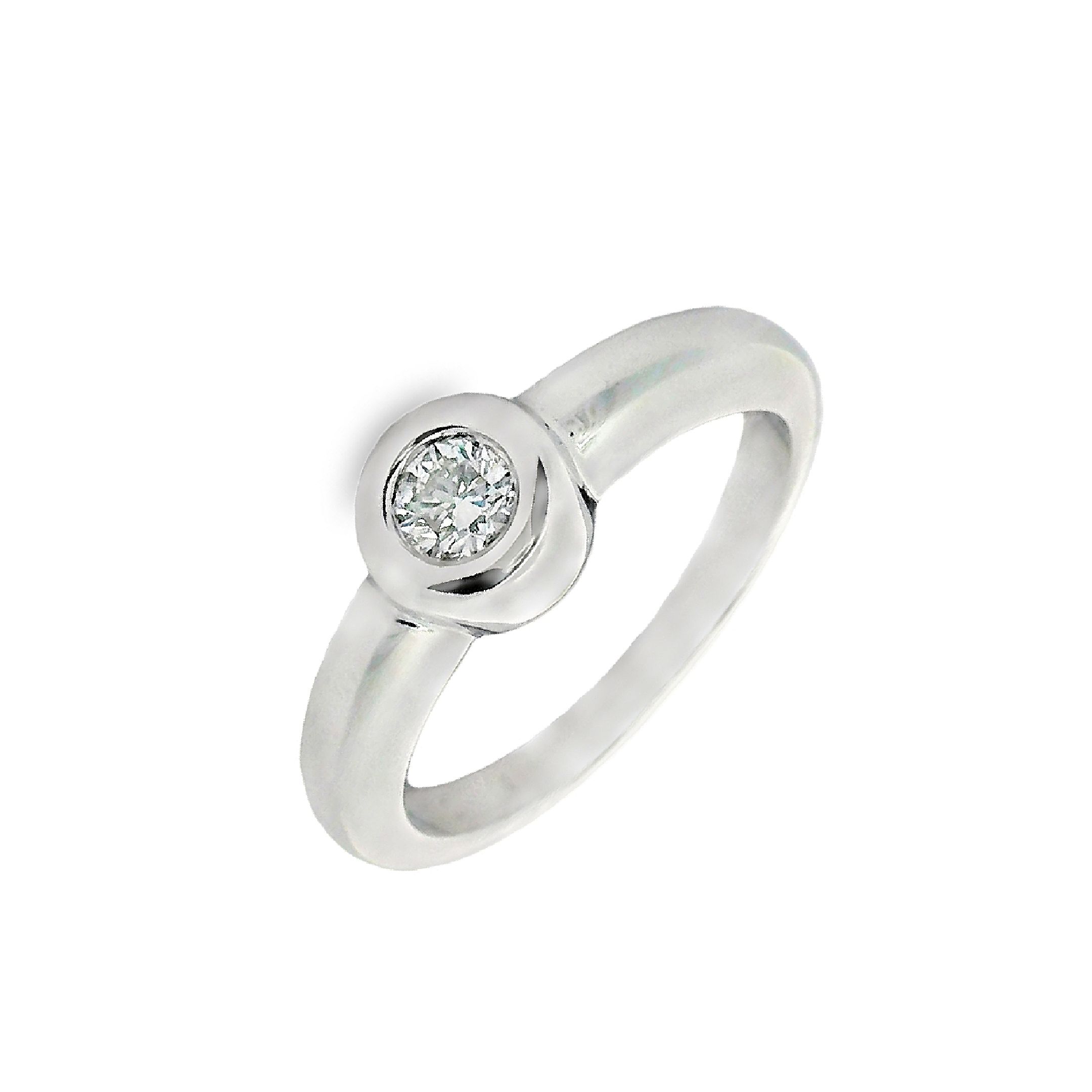 Deze ring van Louis Bros is vervaardigd uit 14 karaat witgoud (5. gr.) en is gezet met 1 briljant geslepen diamanten met een totaalgewicht van 0.25ct. De ring heeft een diameter van 6.5 mm, minimale breedte van 2 mm. en een hoogte van 4 mm. 
Een solitaire ring van witgoud, met een prachtig centraal geplaatste edelsteen, straalt tijdloze schoonheid en eenvoudige elegantie uit. Dit klassieke ontwerp, vaak beschouwd als een icoon van verfijning, spreekt van de puurheid van liefde en de eeuwige verbintenis die het vertegenwoordigt. Gemaakt van massief witgoud, is deze ring niet alleen een symbool van duurzaamheid, maar ook van de kracht en stabiliteit van de relatie die het vertegenwoordigt. Het witgoud, met zijn heldere glans en moderne uitstraling, biedt een prachtige achtergrond voor de glinsterende edelsteen die het middelpunt vormt van dit meesterwerk.
De ring is verkrijgbaar in meerdere afmetingen.