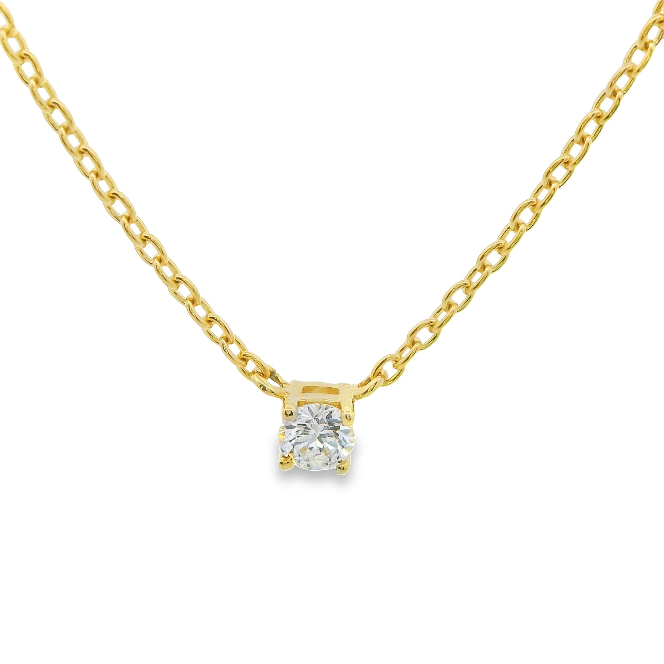 Deze hanger (met collier) van Louis Bros is vervaardigd uit 14 karaat geelgoud (2.16 gr.) en is gezet met 1 briljant geslepen diamanten met een totaalgewicht van 0.10 ct. De hanger heeft een diameter van 2.5 mm en een dikte van 2.5 mm.
Verkrijgbaar vanaf 0.05crt .
Leverbare goudkleuren: 14/18kts geelgoud, 14/18kts witgoud, 14/18kts roségoud en alle bicolor combinaties.