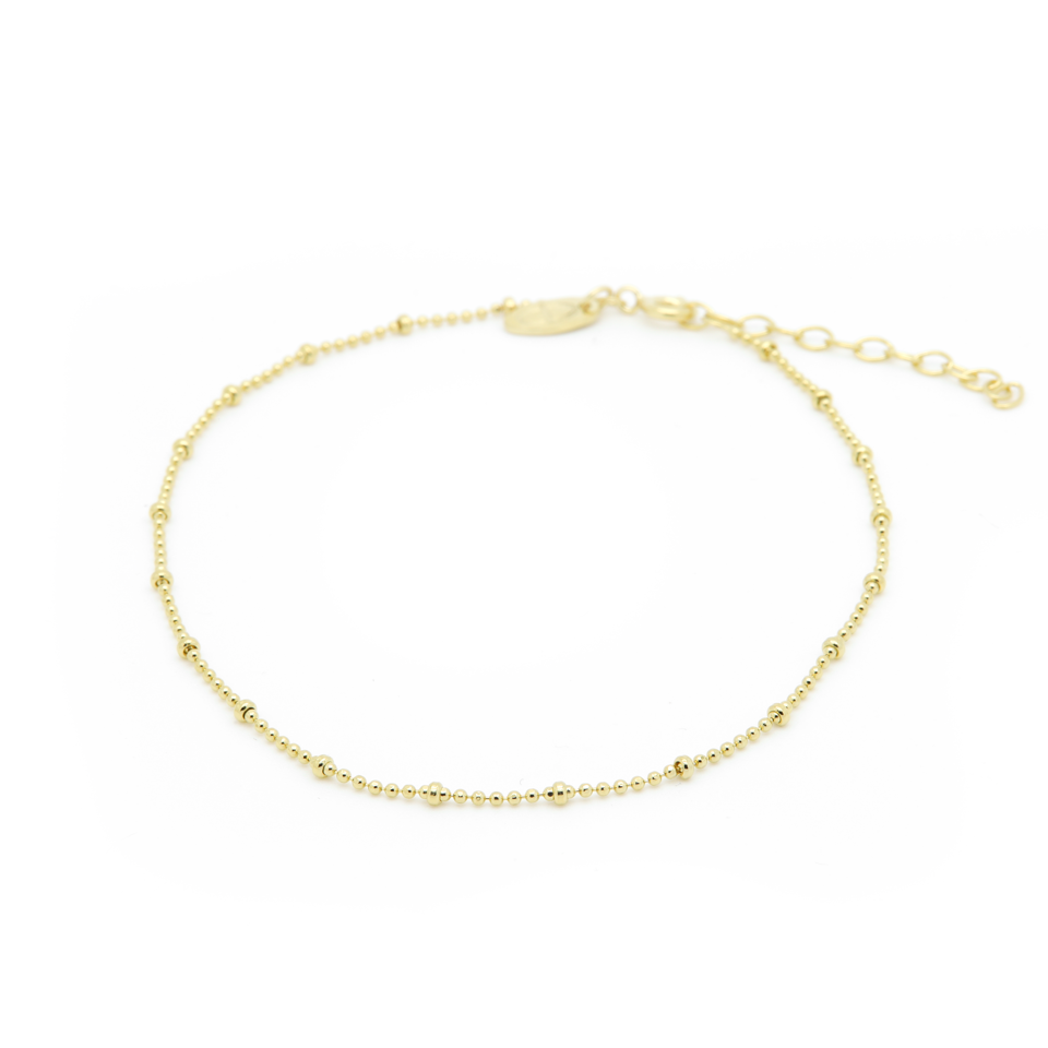 Alle enkelbanden van 925 sterling zilver zijn 24 cm lang en de verstelbare bandjes zijn 4 cm. Ze zijn verkrijgbaar in zilver of met een 14K gouden of roségouden plating. Je kunt ze zo dragen, maar het is ook een perfect enkelbandje om te mixen en matchen met onze kristallen kralen enkelbandjes!