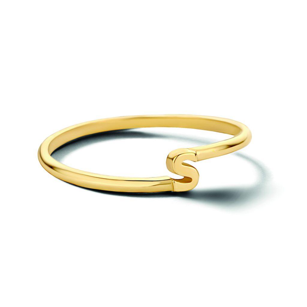 Met de Minitials Baby Entangle Ring draag je jouw geliefde altijd dicht bij je. Kies een initiaal of symbool en stel jouw perfecte Minitials ring samen.