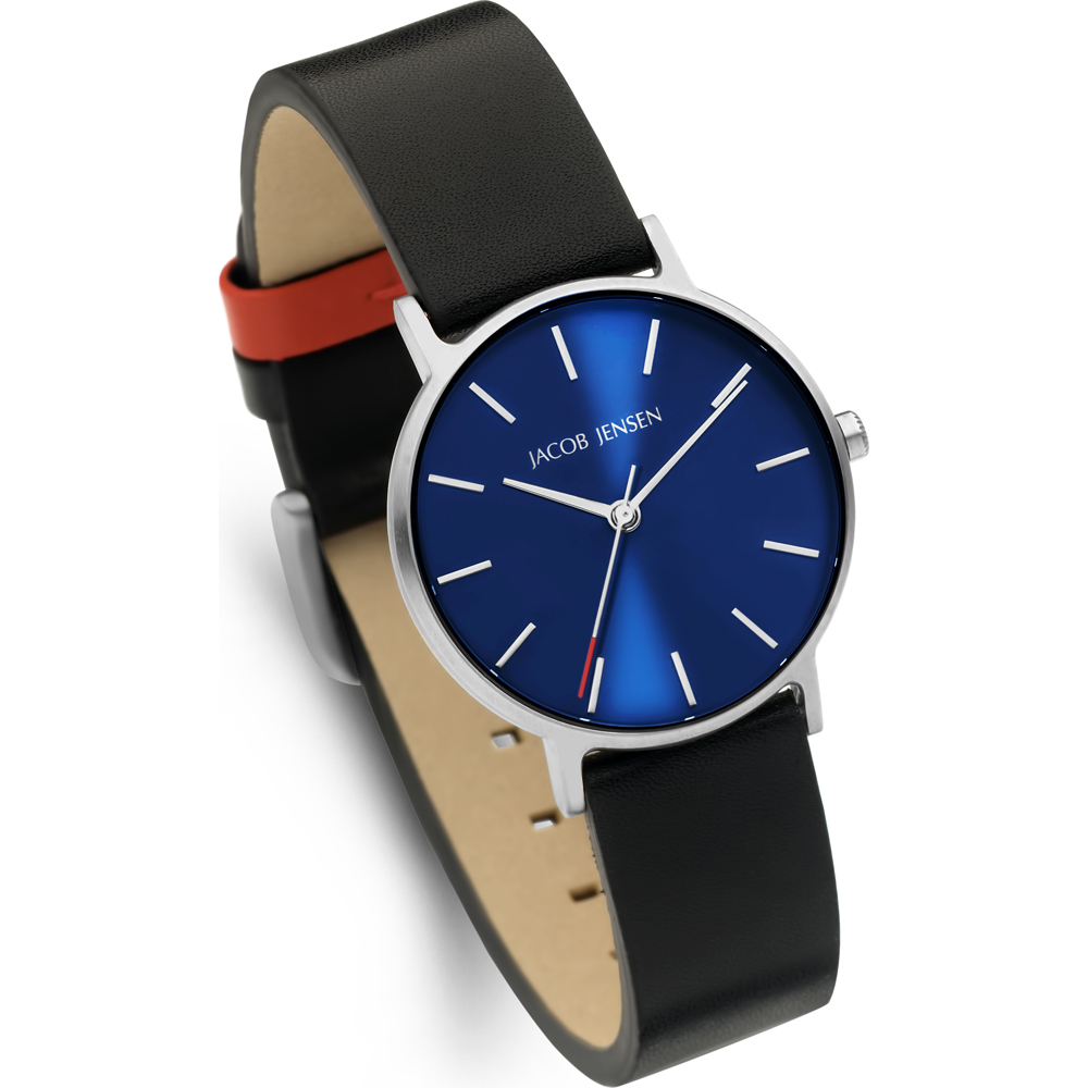 Jacob Jensen Timless Nordic JJ171. Een geweldig horloge gemaakt van duurzame en sterke materialen. De titanium horlogekast is huidvriendelijk en bovendien zeer licht van gewicht. Het 32 ​​mm brede JJ171-horloge beschikt ook over een saffierglas, een gestreepte index en een betrouwbaar quartz uurwerk. De leren band is flexibel en in verschillende maten te verstellen.