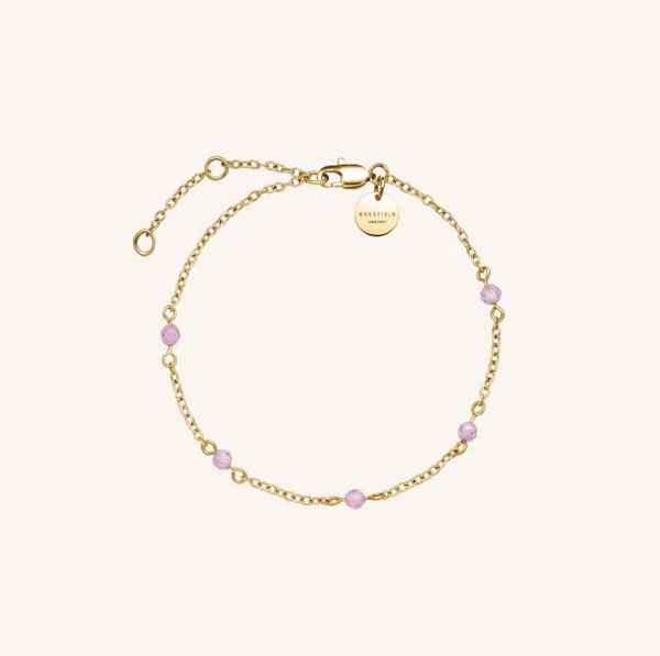 Een handgemaakt ontwerp met een mix van elegante parels om je dagelijkse look op te vrolijken. Een essential voor elke dag die je makkelijk kan combineren met andere sieraden.Houd er rekening mee dat de kleur van de kraal iets kan vari&euml;ren vanwege de natuurlijke samenstelling