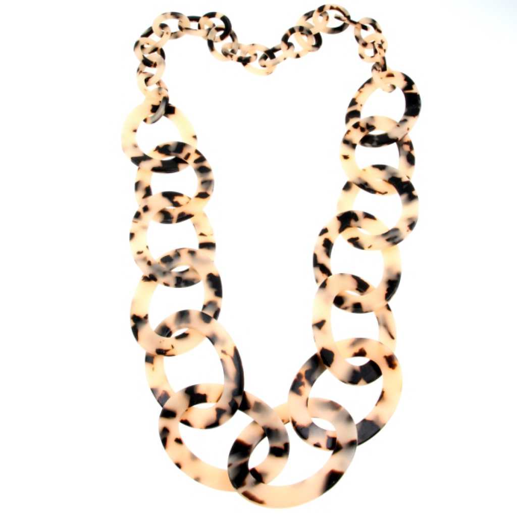 Matte grote acryl schakels, gelinkt en gesloten. Matte hoorn-look. Geen sluiting.  110 cm 
