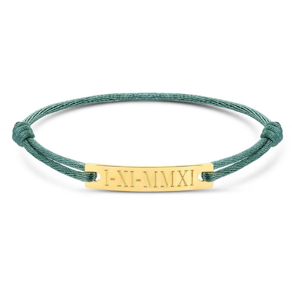 Met de Minitials Memory Lane Armband draag je jouw geliefden altijd dicht bij je. Een (handgeschreven) tekst aan beide kanten en stel jouw perfecte Minitials armband samen.