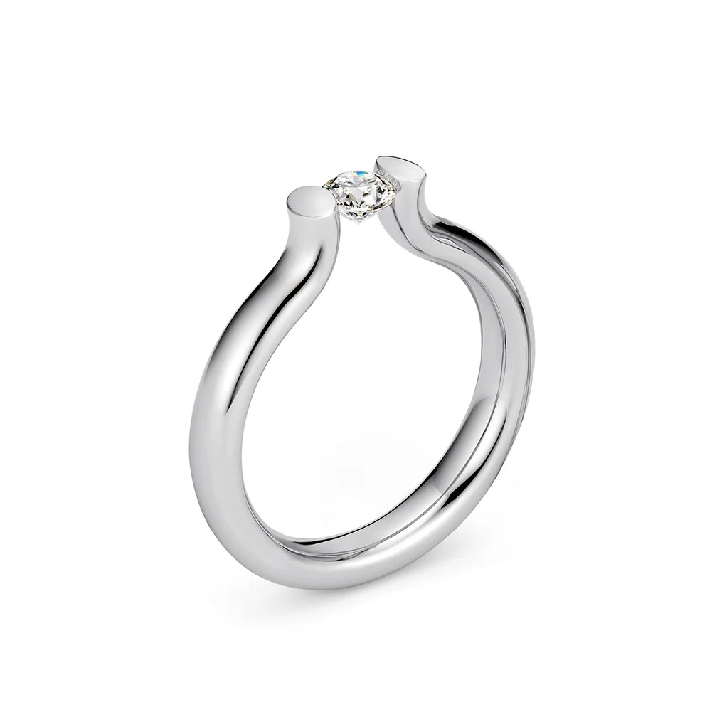 Een platina Niessing spanring model Heaven met een diamant briljant geslepen 0,53 crt. VS TW.
