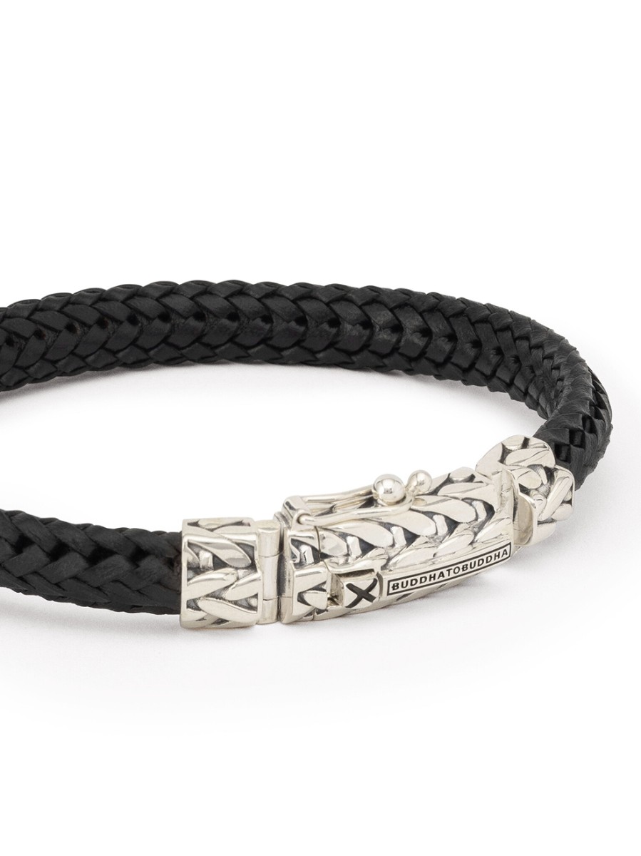 Ontdek de evolutie van deze vernieuwende leren armband, een bewijs van puur vakmanschap. Dit uitzonderlijke sieraad combineert een nieuwe lederen weeftechniek geïnspireerd door onze iconische Nurul en Ellen designs. Ervaar de schoonheid van het rijke vlechtwerk, waarbij deze krachtige ontwerpen perfect in elkaar overgaan. Het slot is naadloos geïntegreerd in het ontwerp wat zorgt voor een krachtige samenhangende uitstraling. 