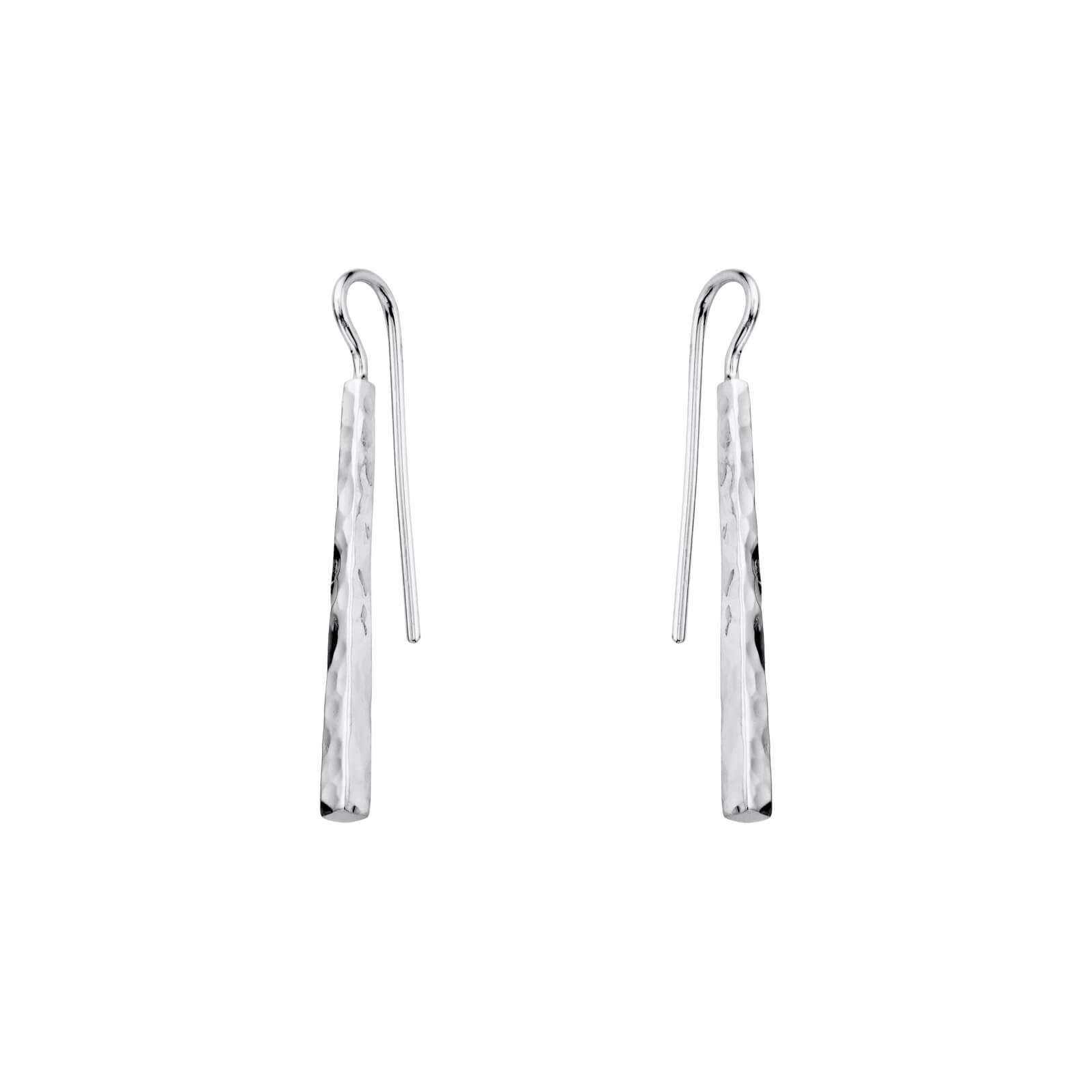een paar zilveren oorhangers van Nol Sieraden