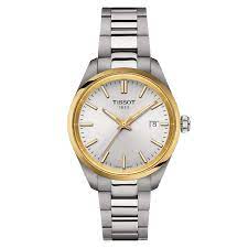 TISSOT PR 100 SPORT CHIC HORLOGE - T1502102103100
Dit stijlvolle dameshorloge is onderdeel van de PR 100 sport Chic serie. Deze lijn bevat zowel dames- als herenhorloges met een sportief en chique uitstraling. Dit horloge heeft een saffierglas en is tot maar liefst 100 meter waterdicht. Het horloge heeft een grote stalen kast (34mm) en edelstalen schakelband. Op de zilverkleurige wijzerplaat zijn oplichtende wijzers en een duidelijke datumaanduiding te zien. De T150.210.21.031.00 is perfect voor dames die op zoek zijn naar een kwalitatief, opvallend en draagbaar polshorloge.

Diameter:34 mm
Zwitsers kwartsuurwerk
Krasbestendig saffierglas
Verwisselbare band met snelsluiting