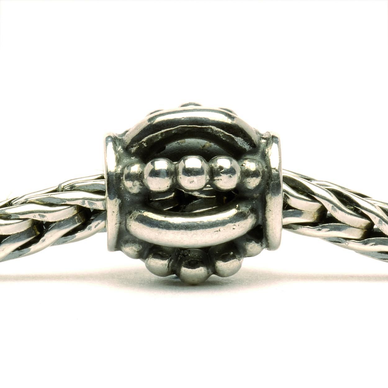 TROLLBEADS KONINKLIJK: De decoratieve kraal heeft een motief dat aan een koningskroon doet denken of aan de ingewikkelde decoraties op een koninklijke scepter.