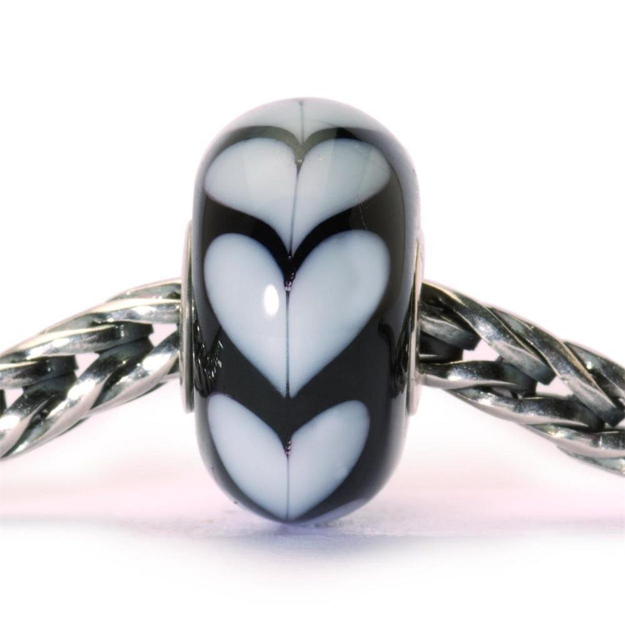 Wit hart:. Luister naar je hart dan raak je de liefde nooit kwijt. Witte harten op een zwarte achtergrond. Liefde in haar zuiverste vorm.