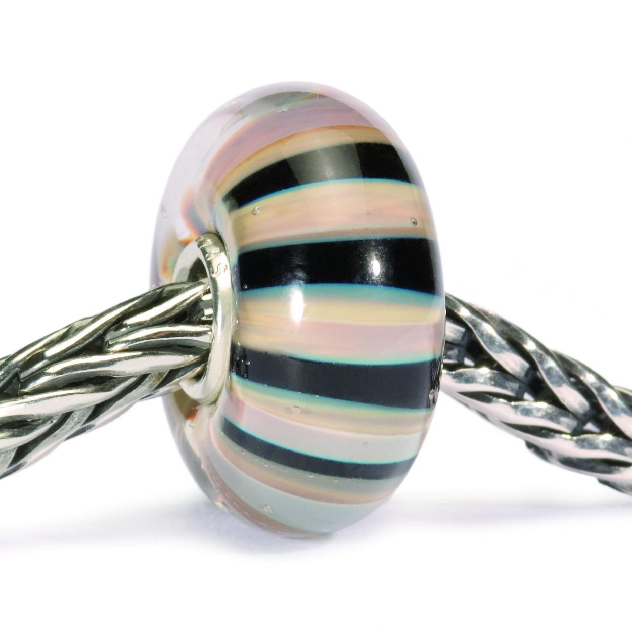 Trollbeads kraal Khakistrepen
Kakigroen met een zweem van blauw en roze. Door de afwisselende strepen matglas en doorzichtig glas lijkt het licht binnenin te bewegen.