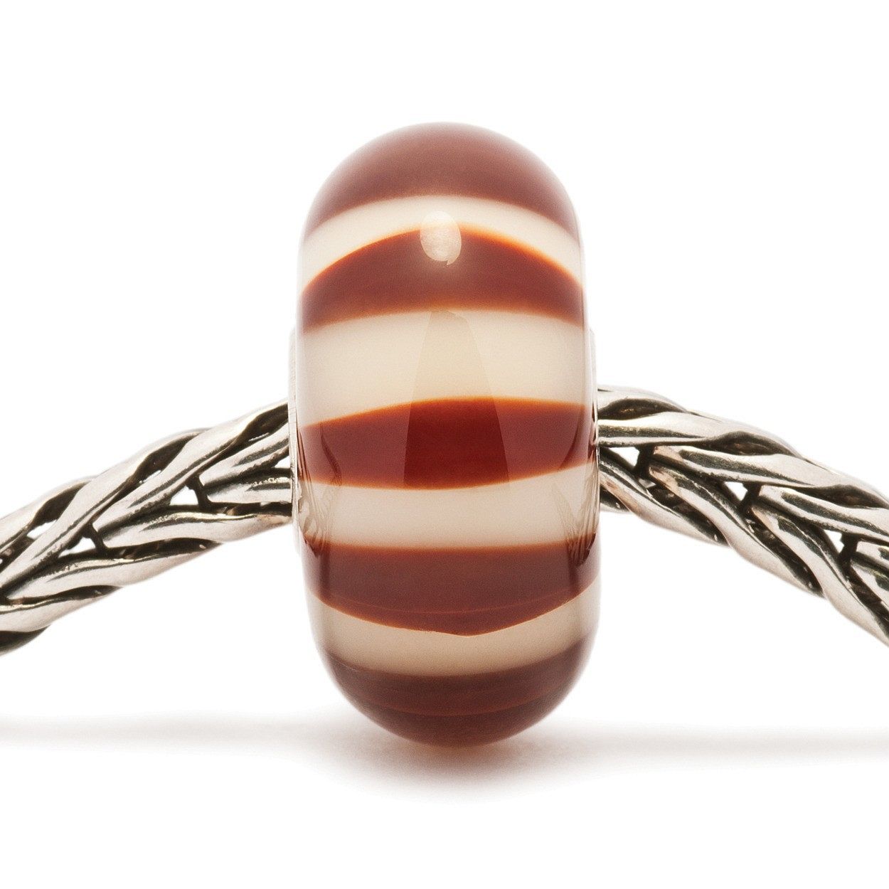 Bruin zo donker als de meest exquise chocolade. Het licht straalt door de strepen van afwisselend gematteerd en helder glas en zorgt zo voor diepte en dynamiek.