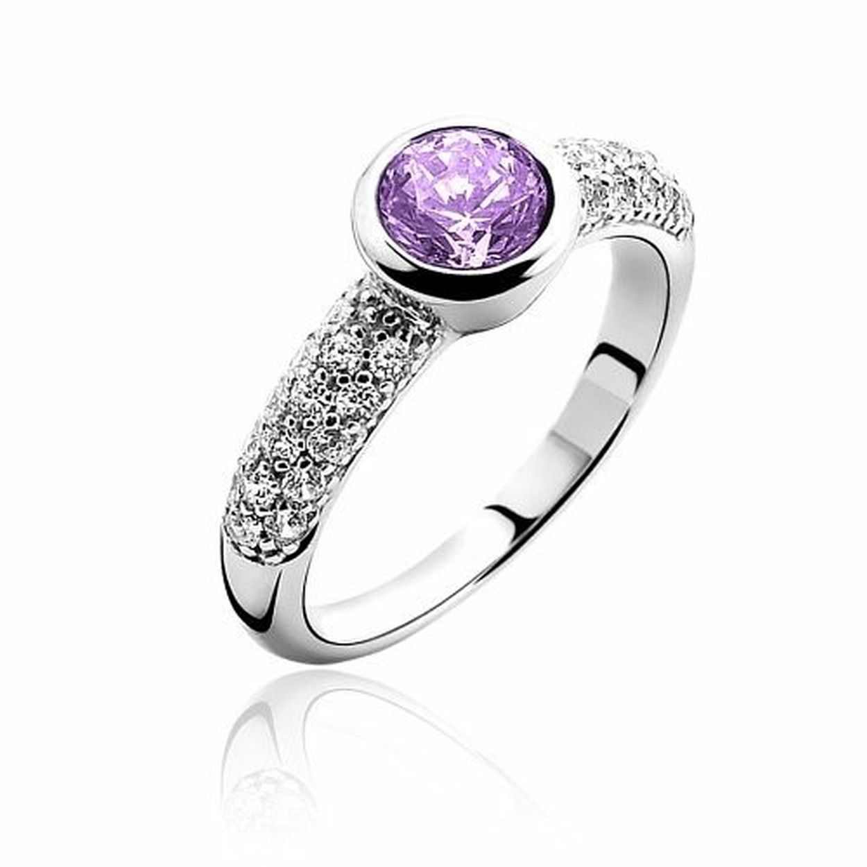 Zilveren ring met witte zirkonia's in de band en een paarse zirkonia in het midden.
