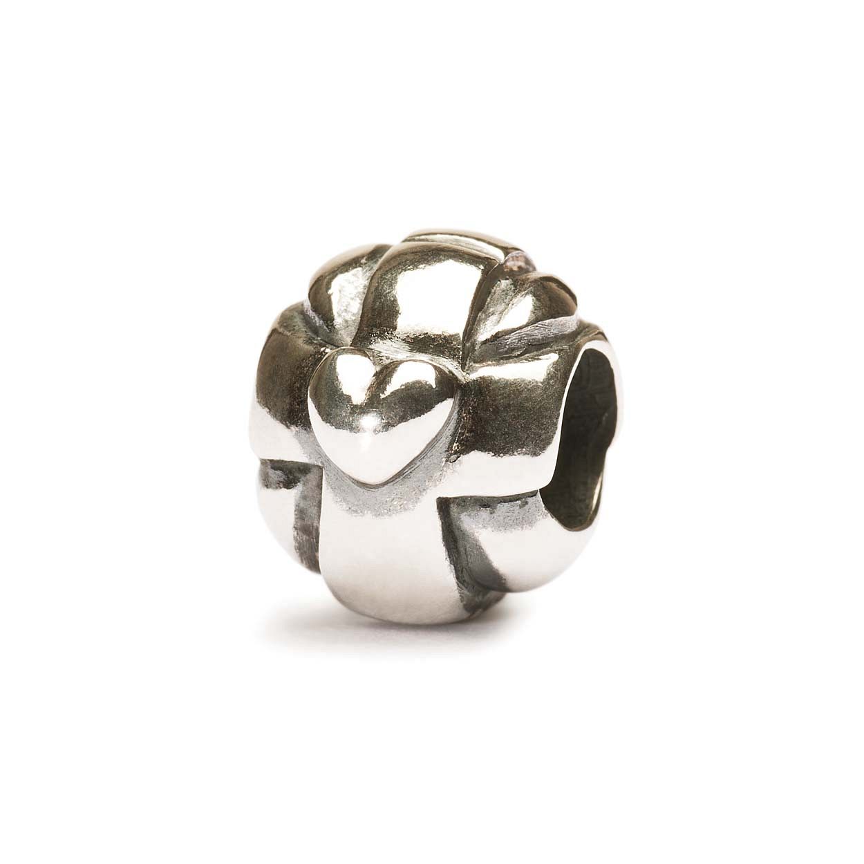 Trollbeads Liefdevol licht: De band tussen de mens en God. De kruisen symboliseren het geloof in God, het hart staat voor de liefde van God en de ster is het goddelijke licht. (People's bead 2012)
