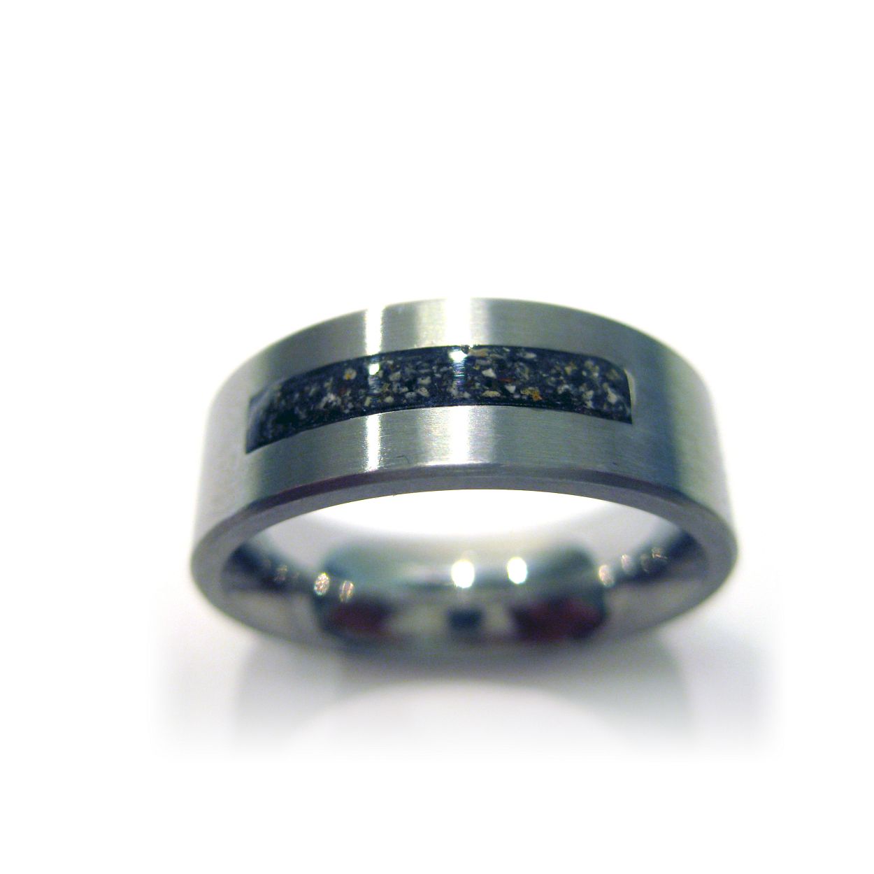 Stalen See You ring SEE-RS006. Dit sieraad wordt zichtbaar aan de voorkant gevuld met as en wordt vermengd met onze speciale hars. U kunt dit helaas niet zelf. Dit word door ons verzorgd en hier kunt u bij aanwezig aanwezig zijn.