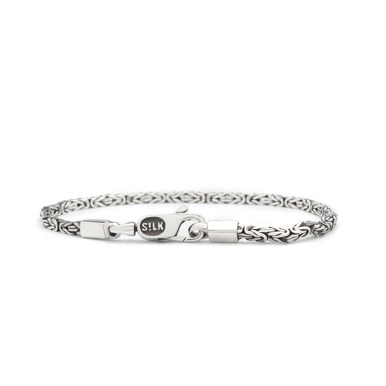 De SILK karabijn serie is zo’n beetje een van de populairste favoriete series om eindeloos mee te combineren. Mix en match de verfijnde stapel serie tot jouw eigen speelse trendy look.
Dit zeer smalle fijn gevlochten armbandje heeft een speels karabijnsluitinkje. Het 151 Connect armbandje is onderdeel van een set bestaande uit drie verfijnde karabijn armbandjes welke perfect onderling met elkaar te combineren zijn.