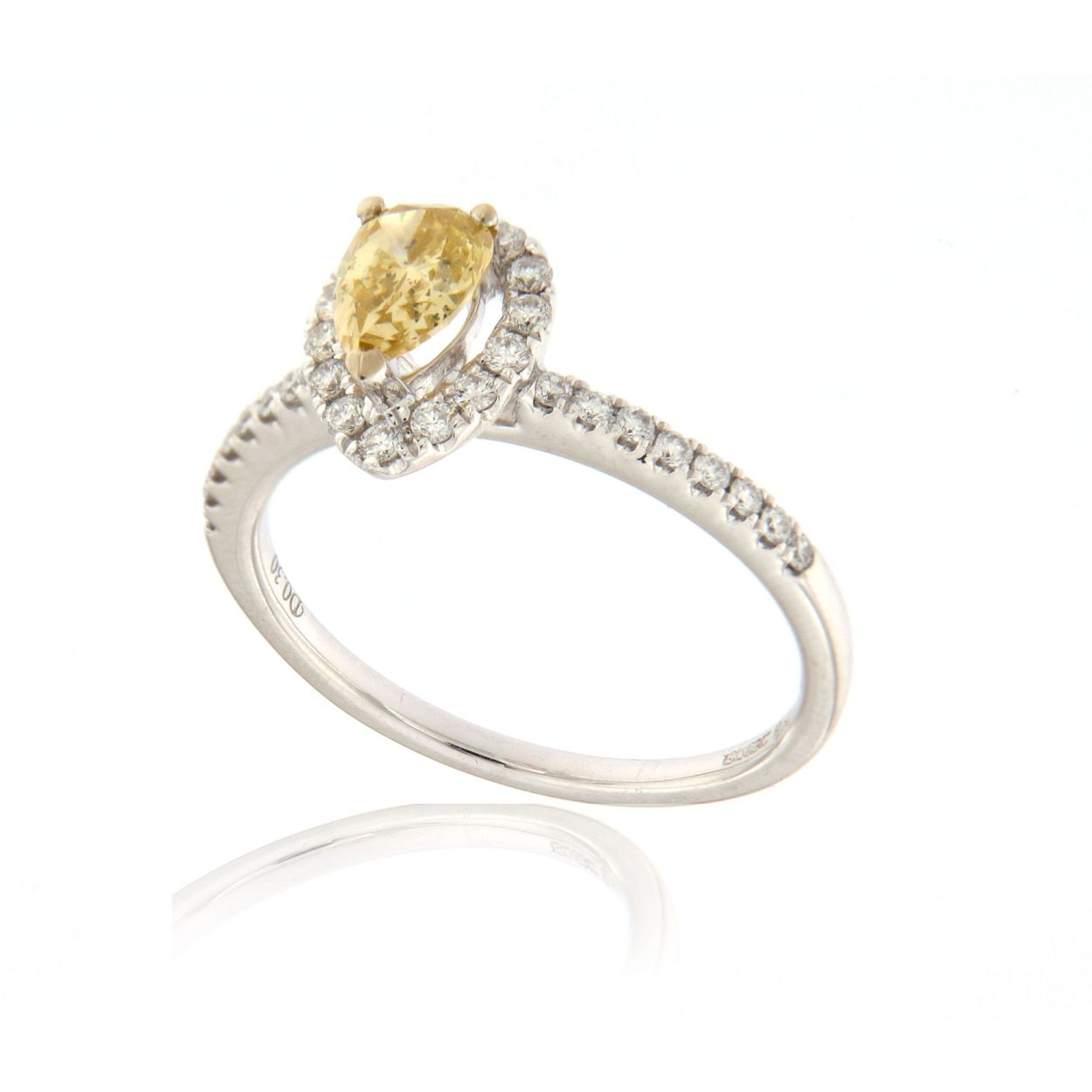 18kt witgouden ring met natuurlijke gele diamant van 0.59ct en witte diamant rond de steen en in de band van de ring totaal 0.89ct