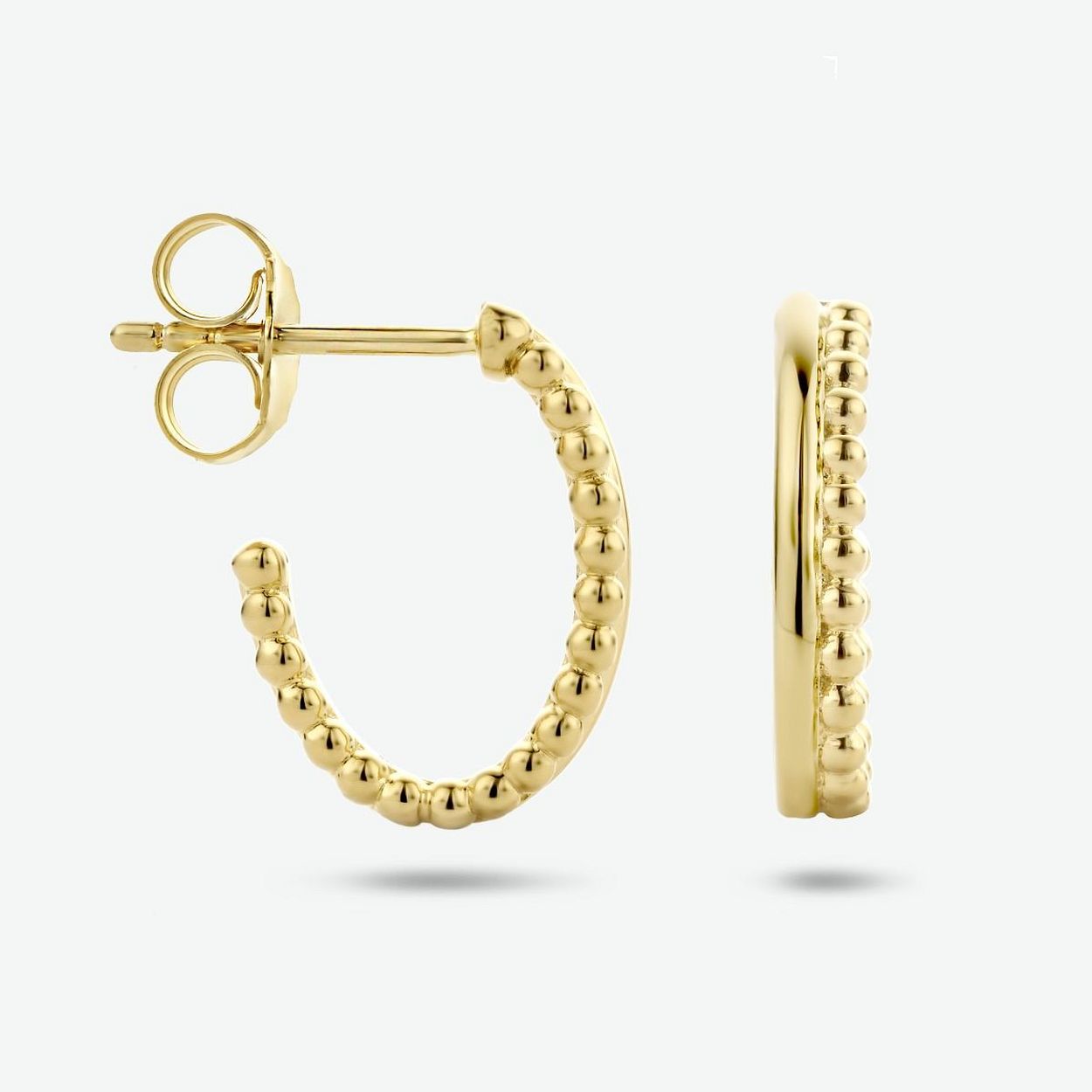 Geelgoud op 925 zilveren stekeroorringen uitgevoerd met bolletjes. De stekeroorringen hebben een afmeting van 15x3mm.