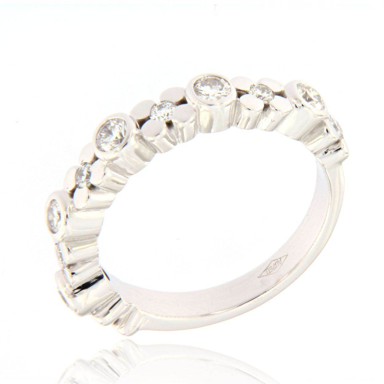 Stel: U wil een trouwring met briljant maar niet die zoals u vriendinnen!
Met deze trouwring met briljant (0.58ct) met tussen elke grote briljant een bloem met in het midden ook nog een briljantje.