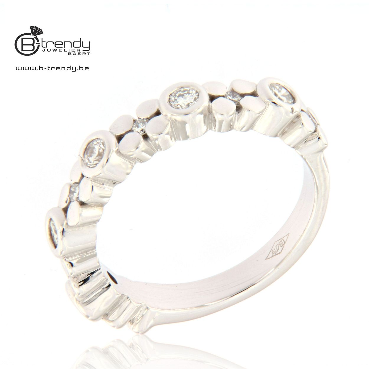 Stel: U wil een trouwring met briljant maar niet die zoals u vriendinnen!
Met deze trouwring met briljant (0.48ct) met tussen elke grote briljant een bloem met in het midden ook nog een briljantje.