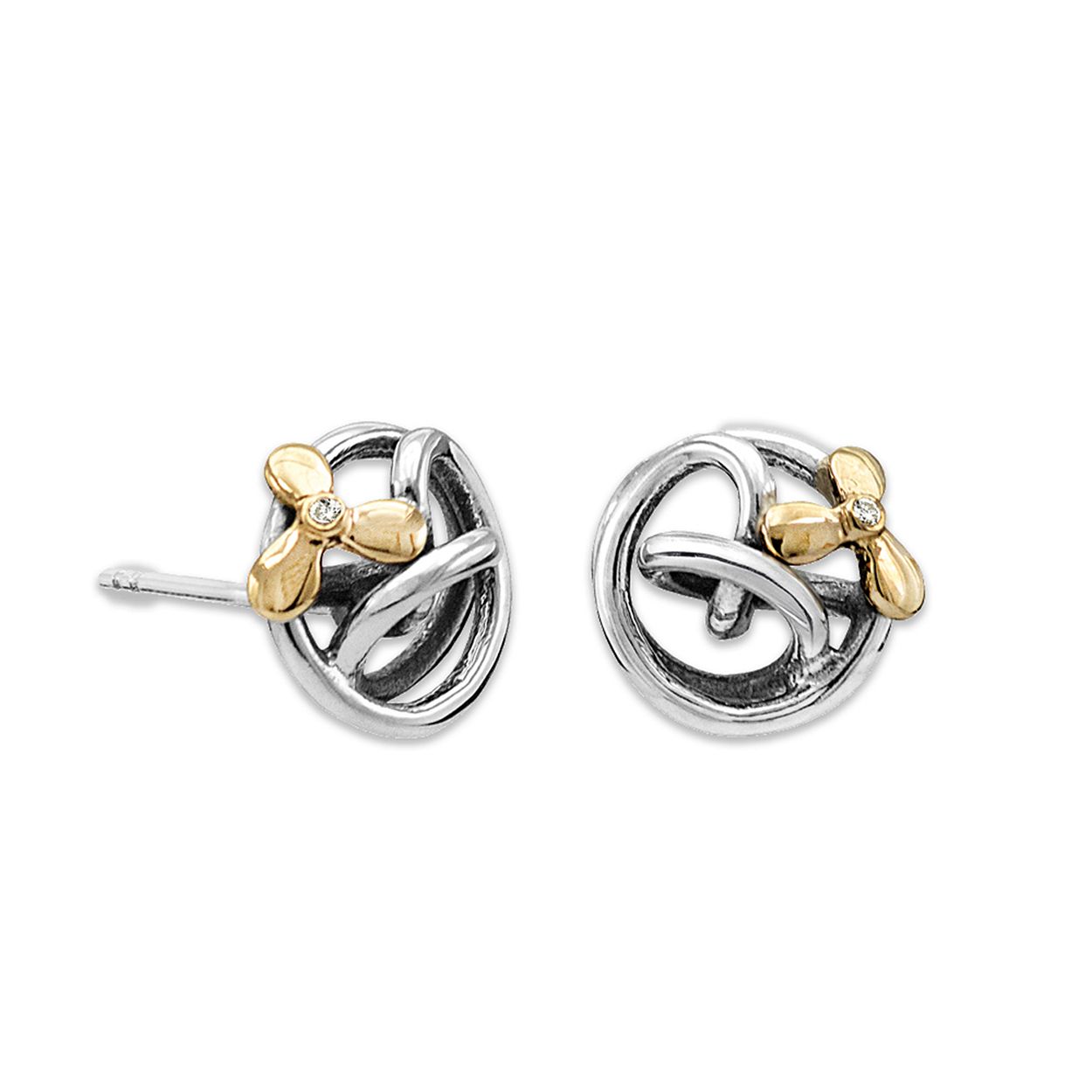 Deze sterling zilveren oorknopjes bevatten een 14 kt. gouden bloemetje afgewerkt met een 0,005 kt. briljant diamantje.