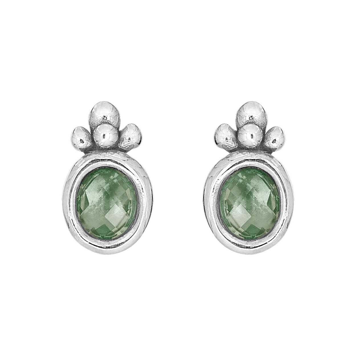 Deze sterling zilveren oorknoppen bevatten beide een groene kwarts steentje van 6 x 5 mm.