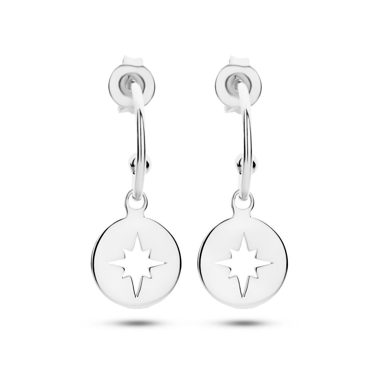 Gerhodineerd 925 zilveren stekeroorringen met een ronde hanger met ster voorstelling. De stekeroorringen hebben een afmeting van 13x1,0mm en een totale hoogte van 24mm.