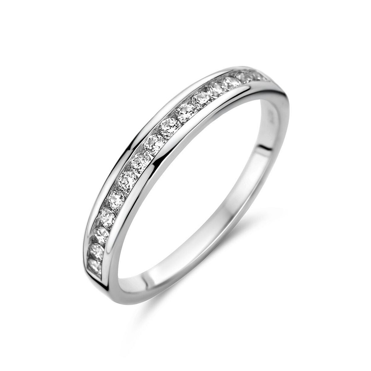 Gerhodineerd 925 zilveren ring uitgevoerd met een schitterende zirkonia rij. De ring heeft een breedte van 3mm.