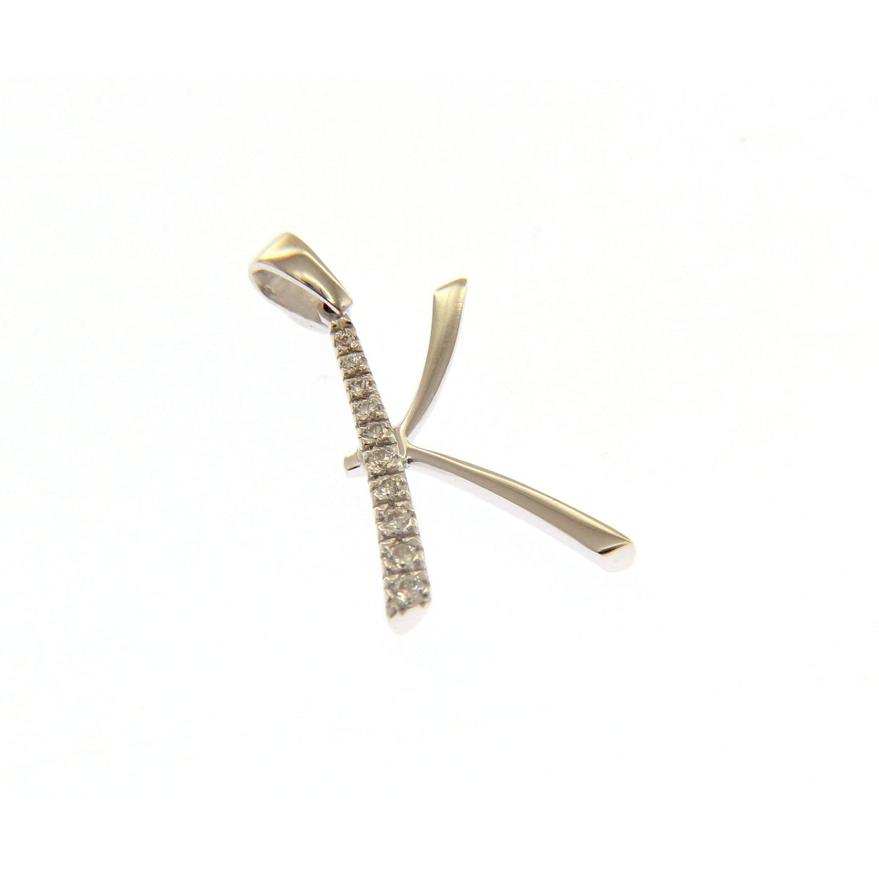 hanger in 18kt wit goud met zirconium
alle letters te verkrijgen (er kan een prijsverschil zitten per letter)
levertermijn ongeveer 2 weken
