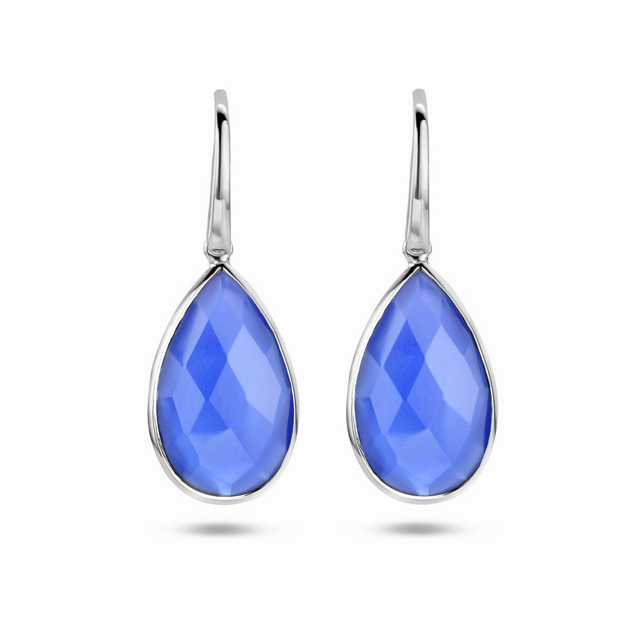 Gerhodineerd 925 zilveren oorhangers met lapis. De lapis stenen hebben ene totaal steengewicht van&nbsp;14.12ct (2x 7.06ct).