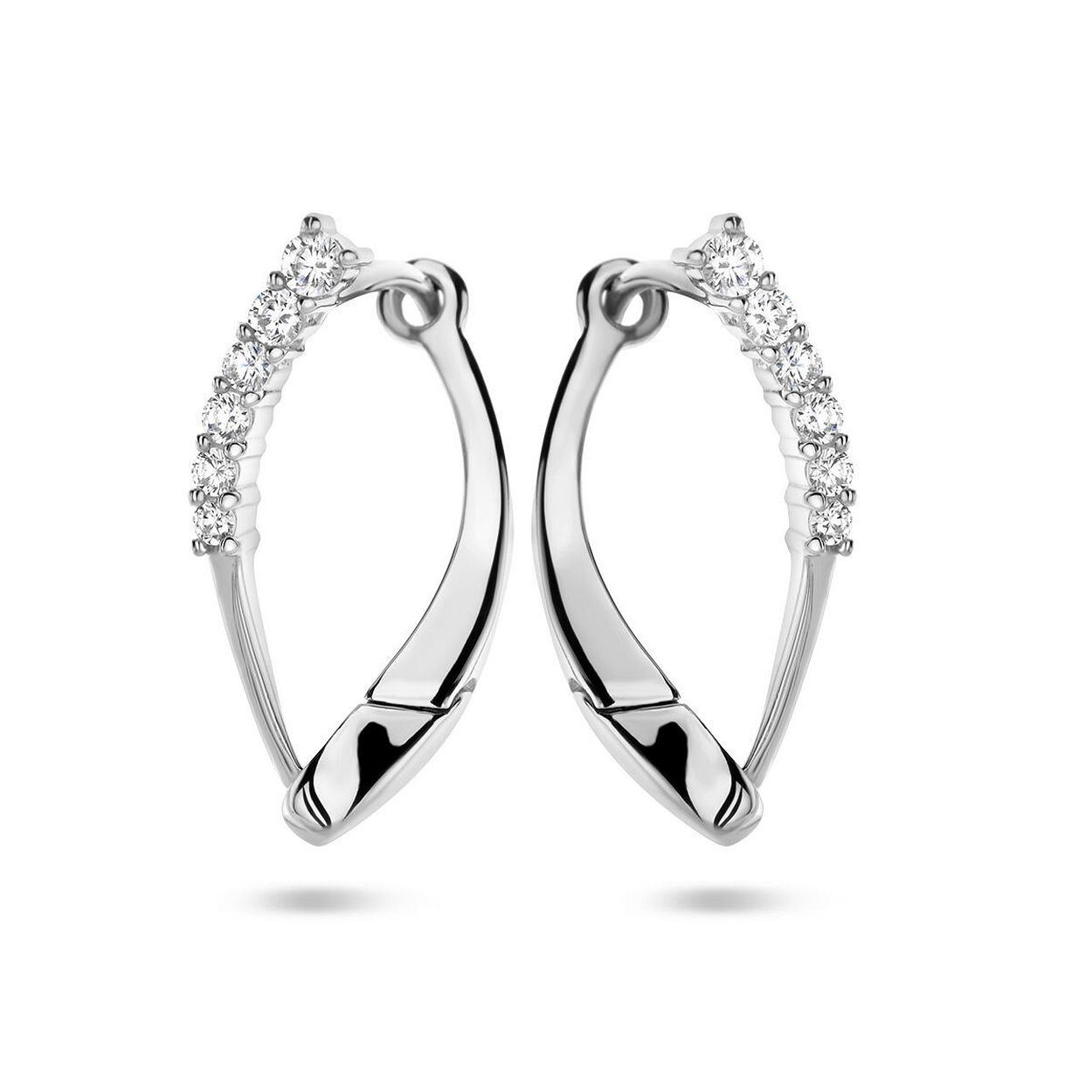 Zilveren klapoorringen uitgevoerd met heldere zirkonia. De oorringen hebben een afmeting van 19.5x9mm.