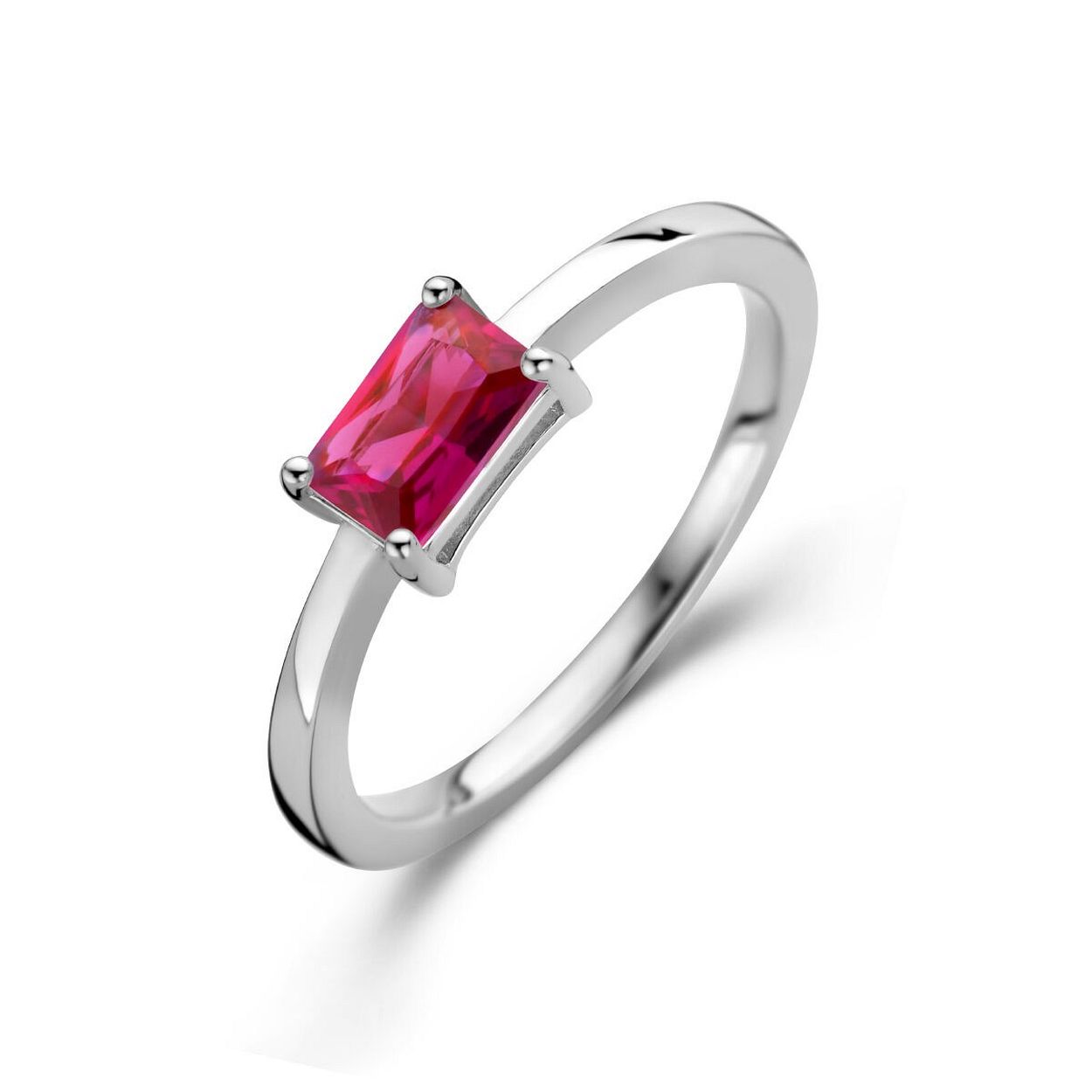 Gerhodineerd 925 zilveren ring uitgevoerd met corundum zirkonia. De ring heeft een breedte van 4.5mm.